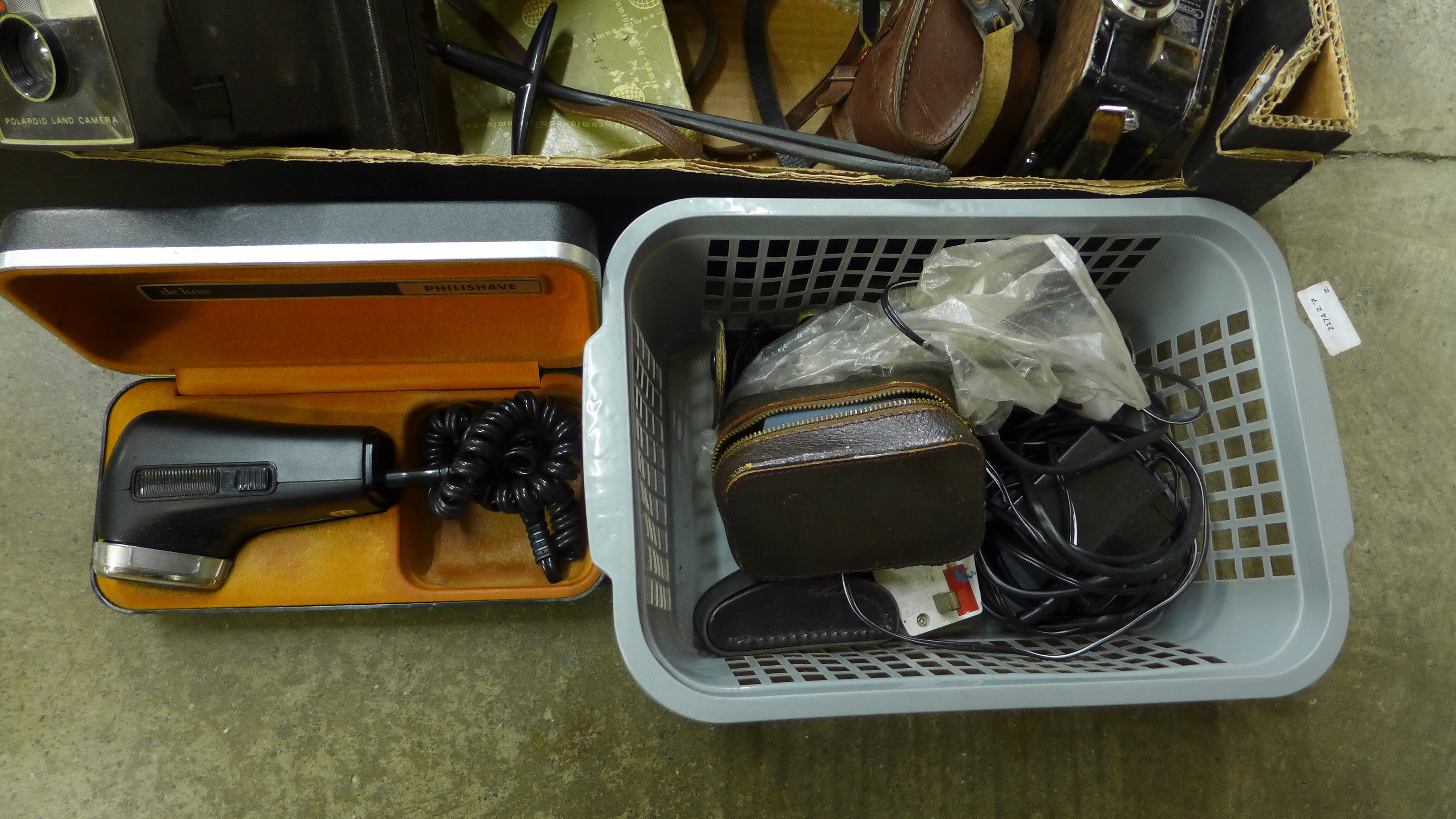 A box of mixed cameras, Covonet Model B, Koroll, etc., and accessories - Image 3 of 3