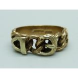 A 9ct gold buckle ring, 6g, Q