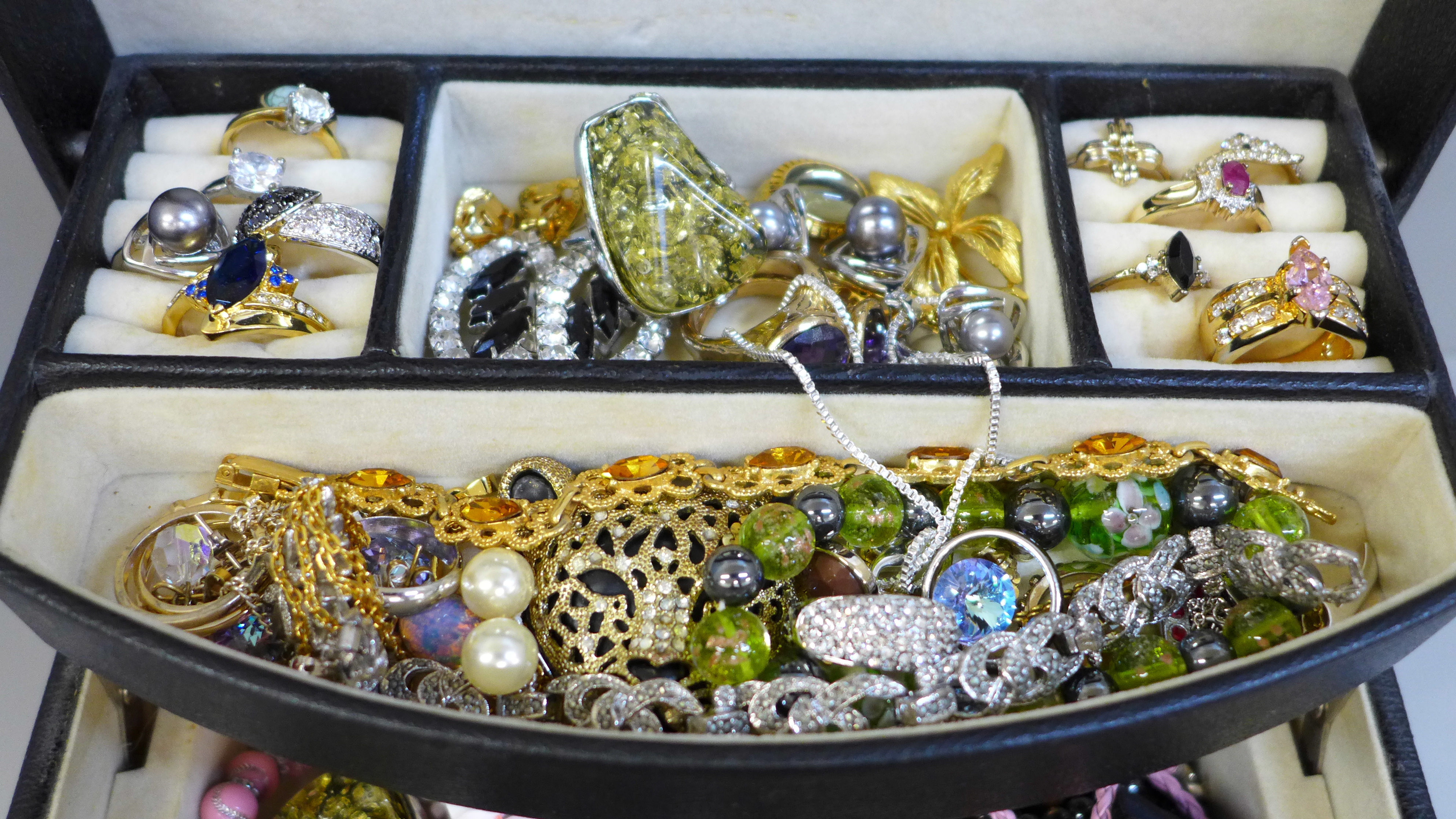 A case of costume jewellery - Image 3 of 3