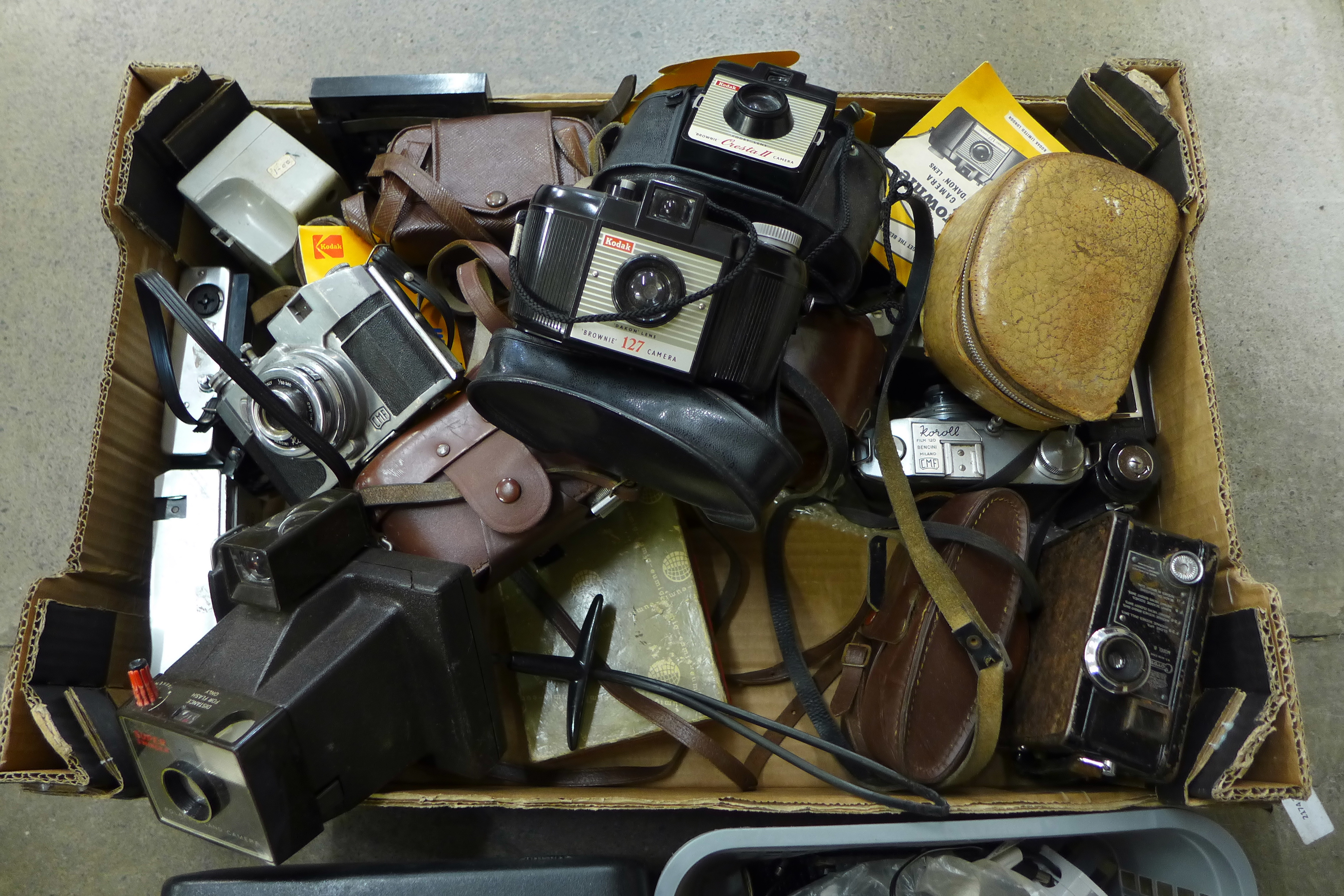 A box of mixed cameras, Covonet Model B, Koroll, etc., and accessories - Image 2 of 3