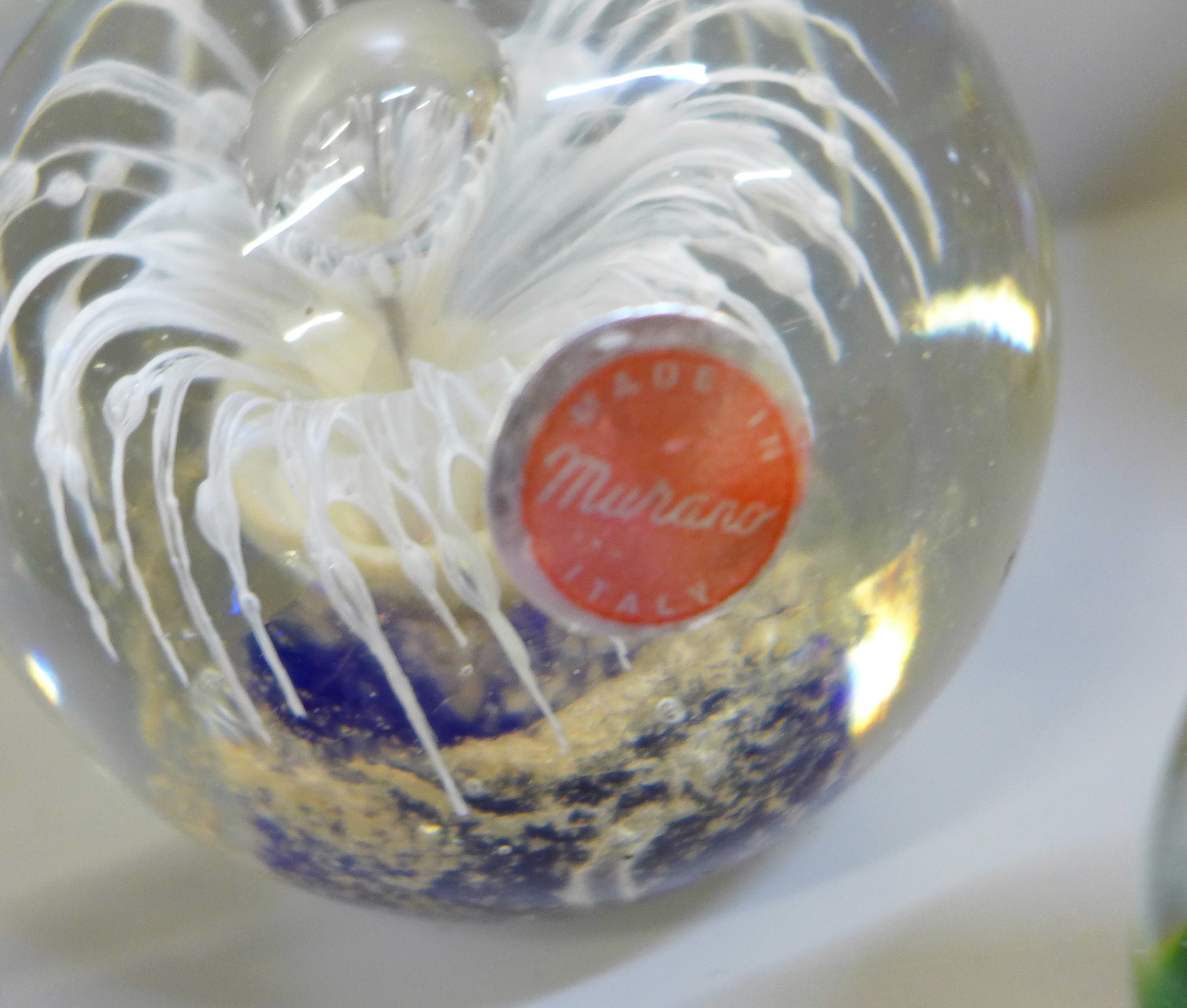 A collection of fifteen glass paperweights - Image 4 of 4