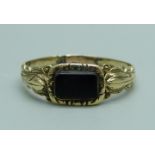 A yellow metal and onyx ring, 2.1g, S