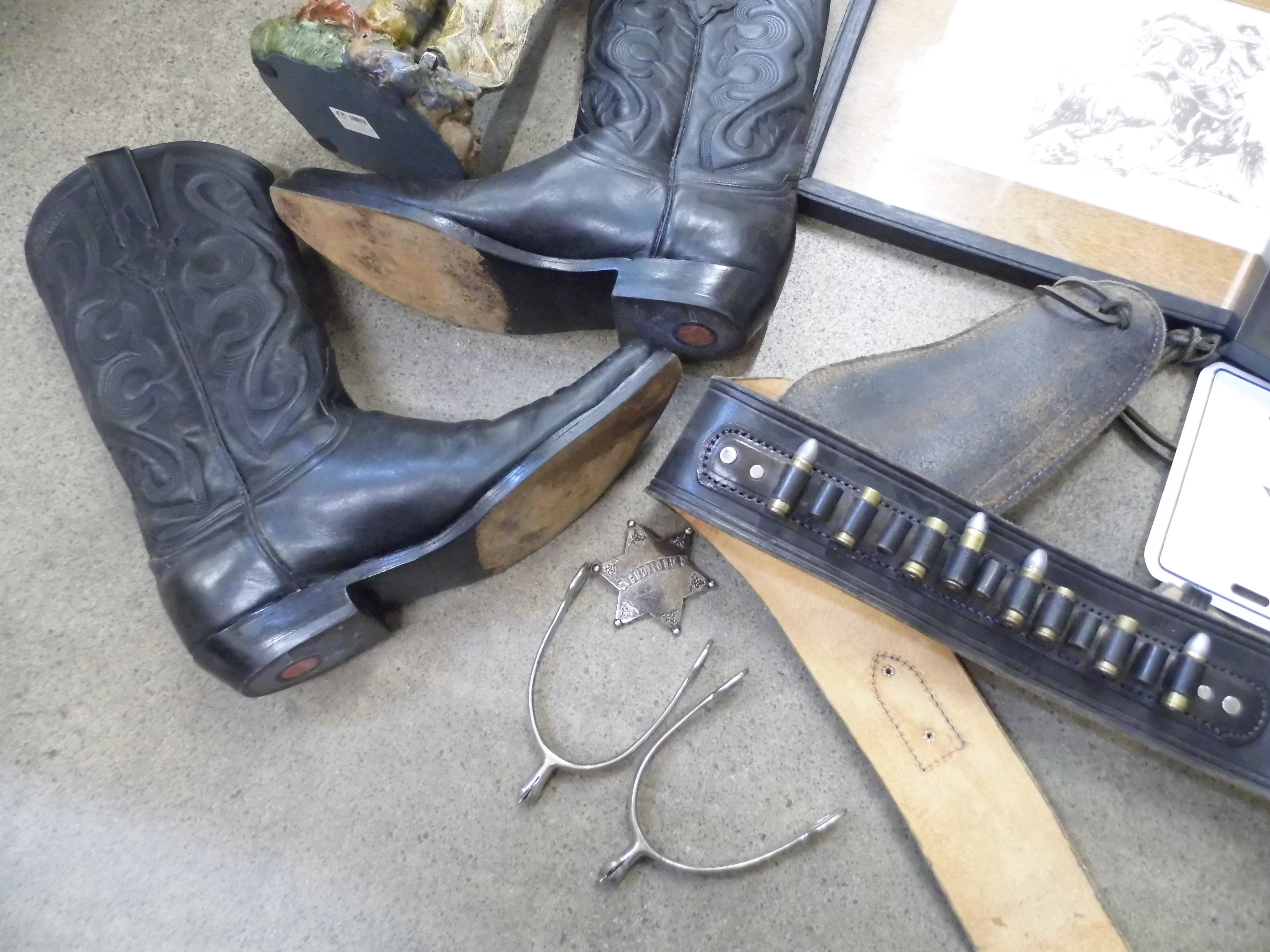 A collection of Americana; cowboy boots, gun holster, a figure of a cowboy, etc. - Image 2 of 3