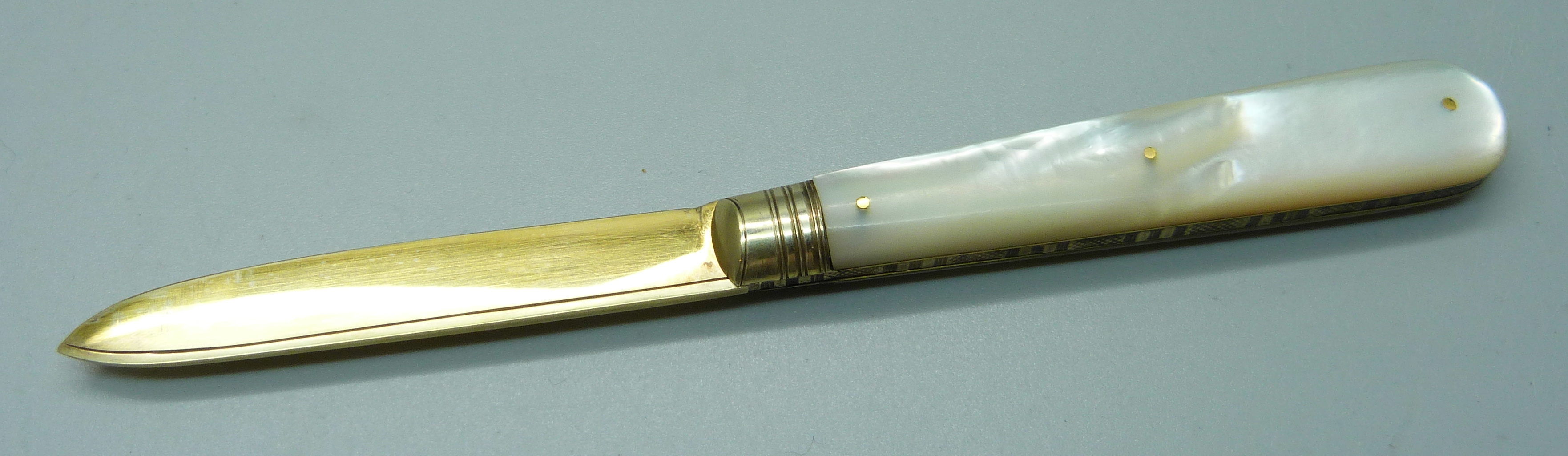 A Victorian silver gild and mother of pearl fruit knife, cased, Sheffield 1888, John Yeomans - Image 4 of 5