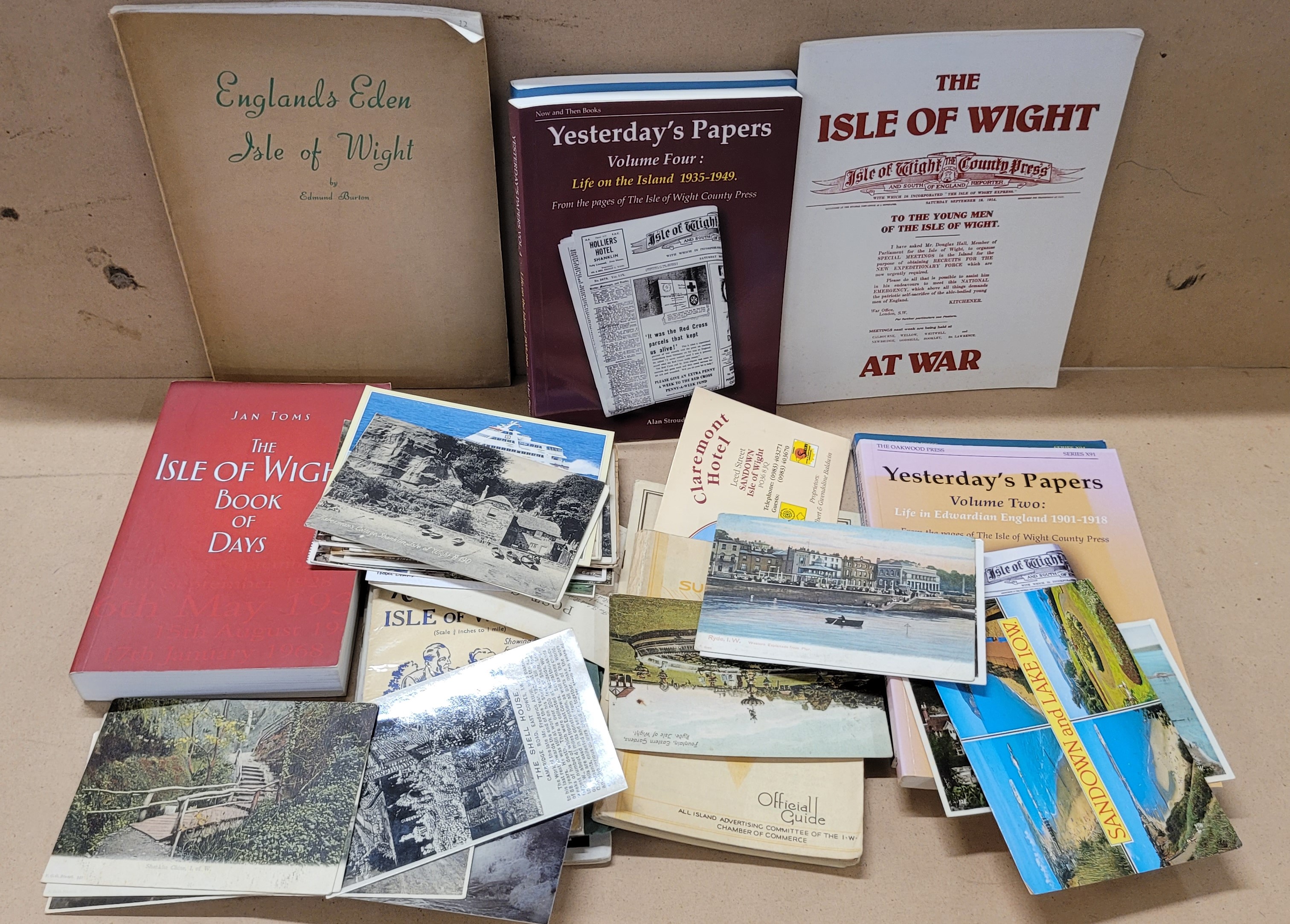 Ephemera; a box of Isle of Wight maps, postcards, etc.