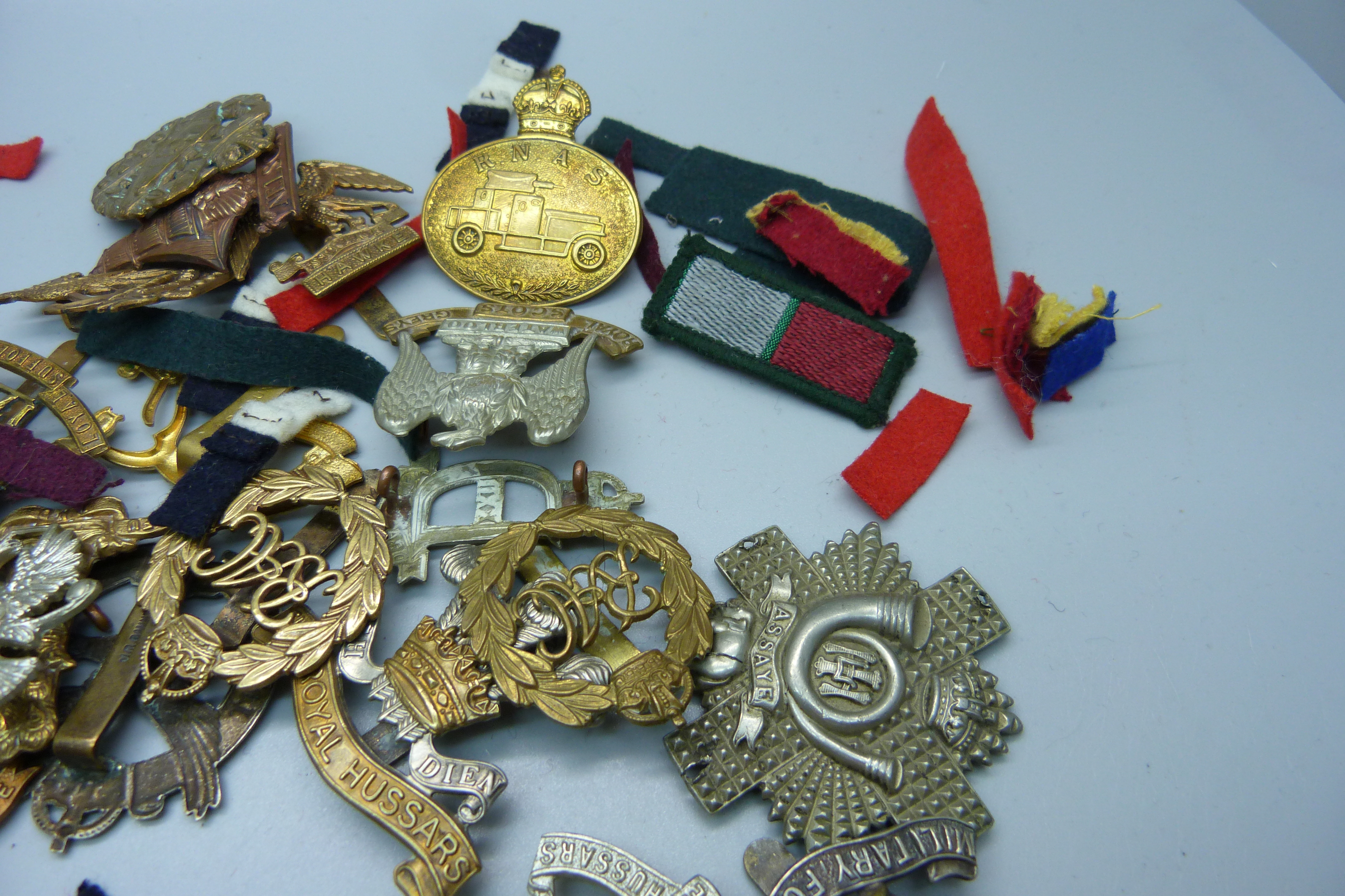 A collection of British military cap badges including some by Gaunt - Image 4 of 4