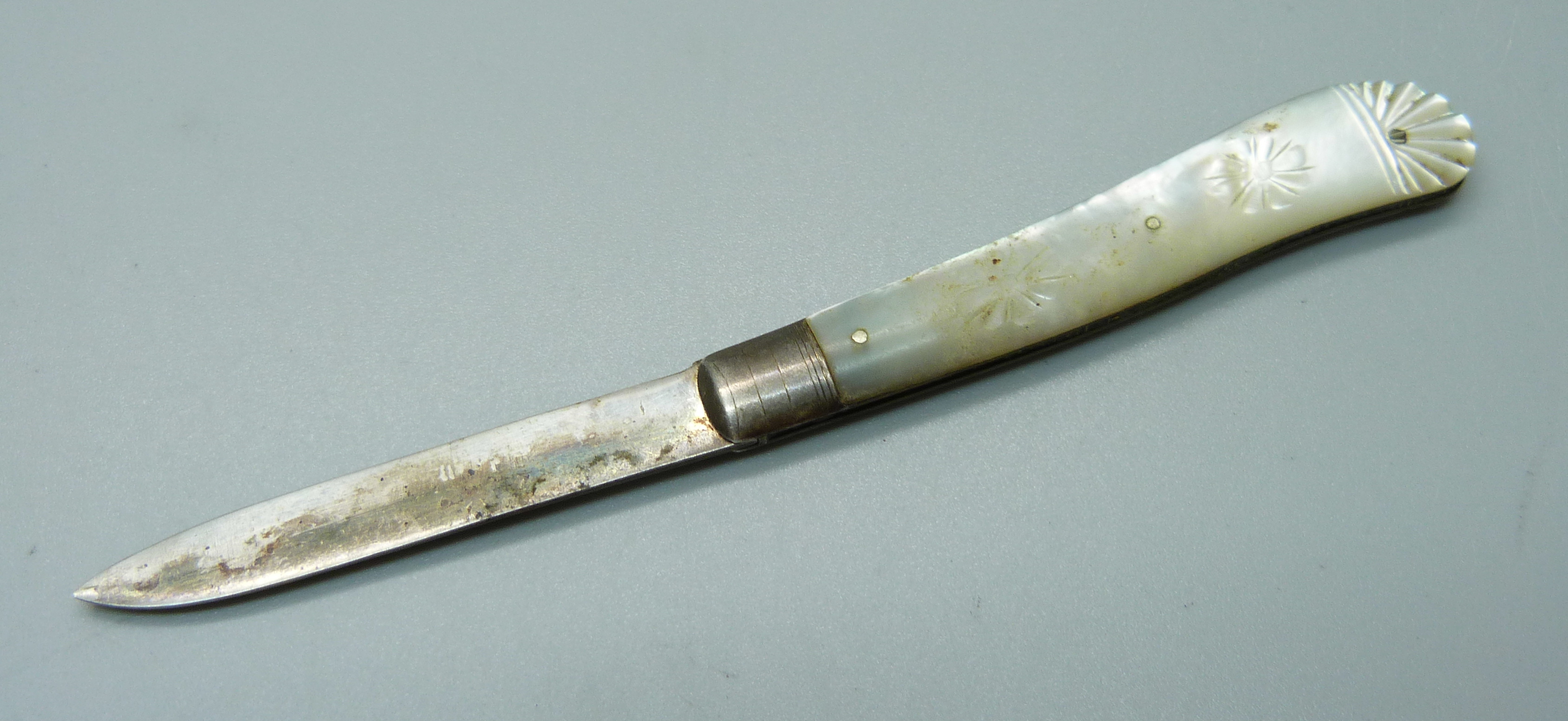 A silver and mother of pearl fruit knife, Sheffield 1901, John Yeomans Cowlishaw - Image 3 of 3