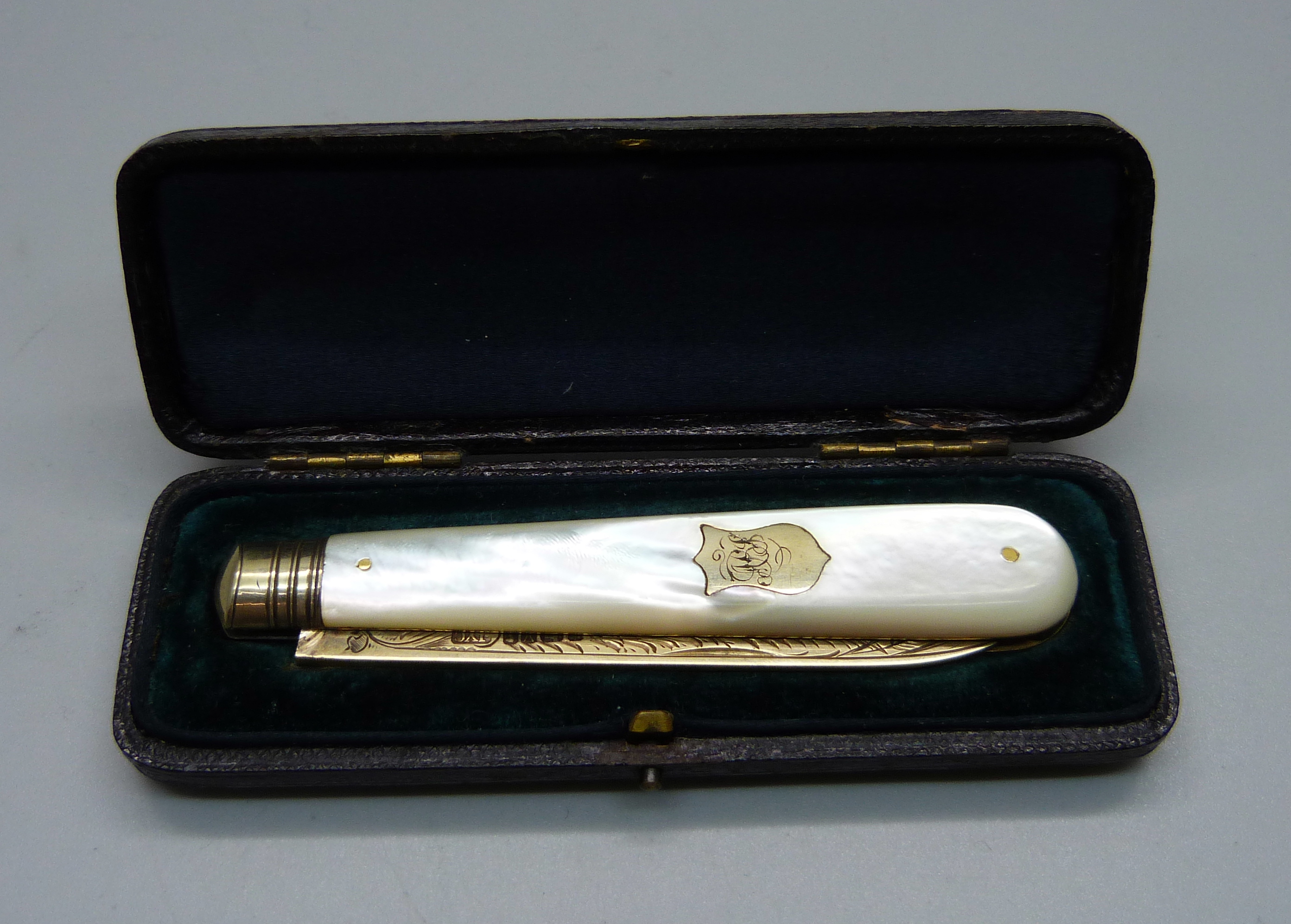 A Victorian silver gild and mother of pearl fruit knife, cased, Sheffield 1888, John Yeomans - Image 5 of 5