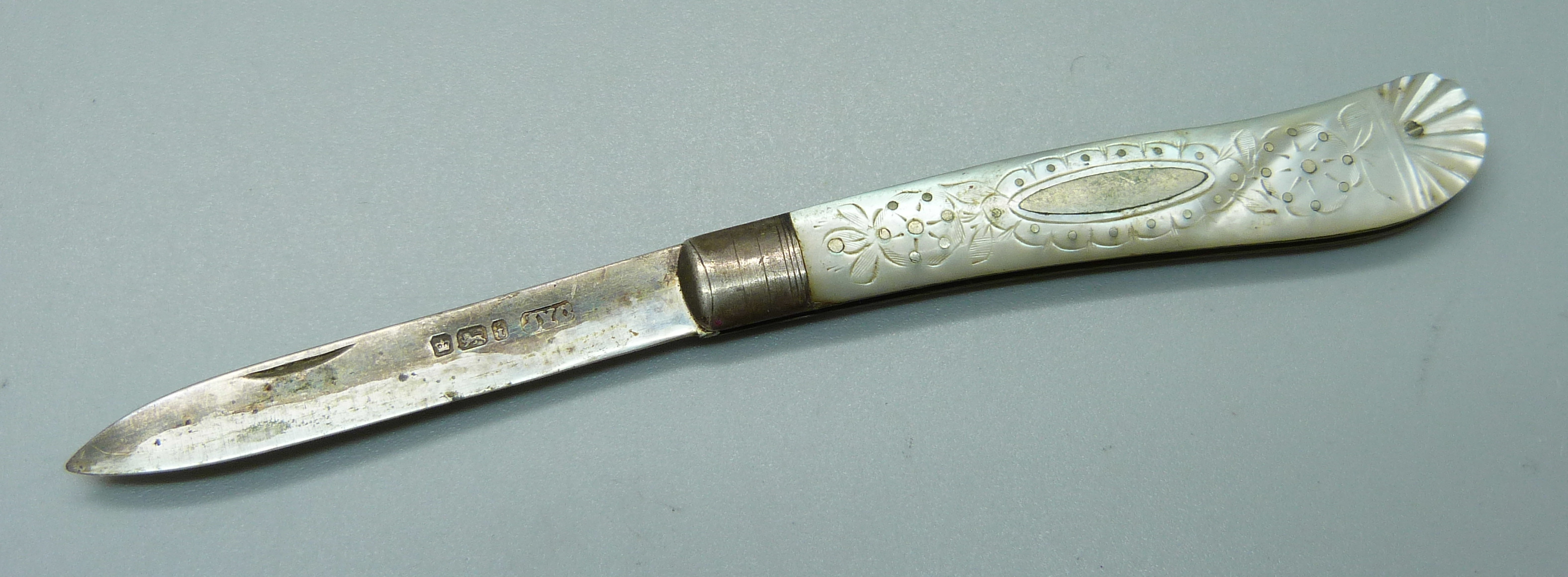 A silver and mother of pearl fruit knife, Sheffield 1901, John Yeomans Cowlishaw