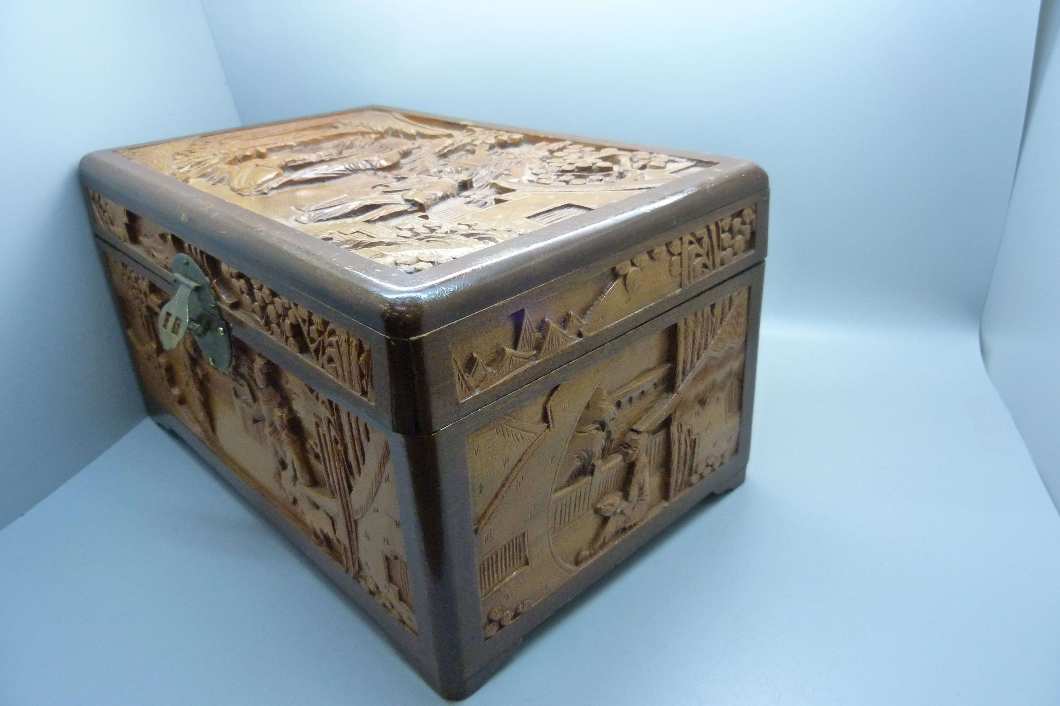 A carved wooden box, a military beret with cap badge, other badges and a For Campaign Service - Image 8 of 9