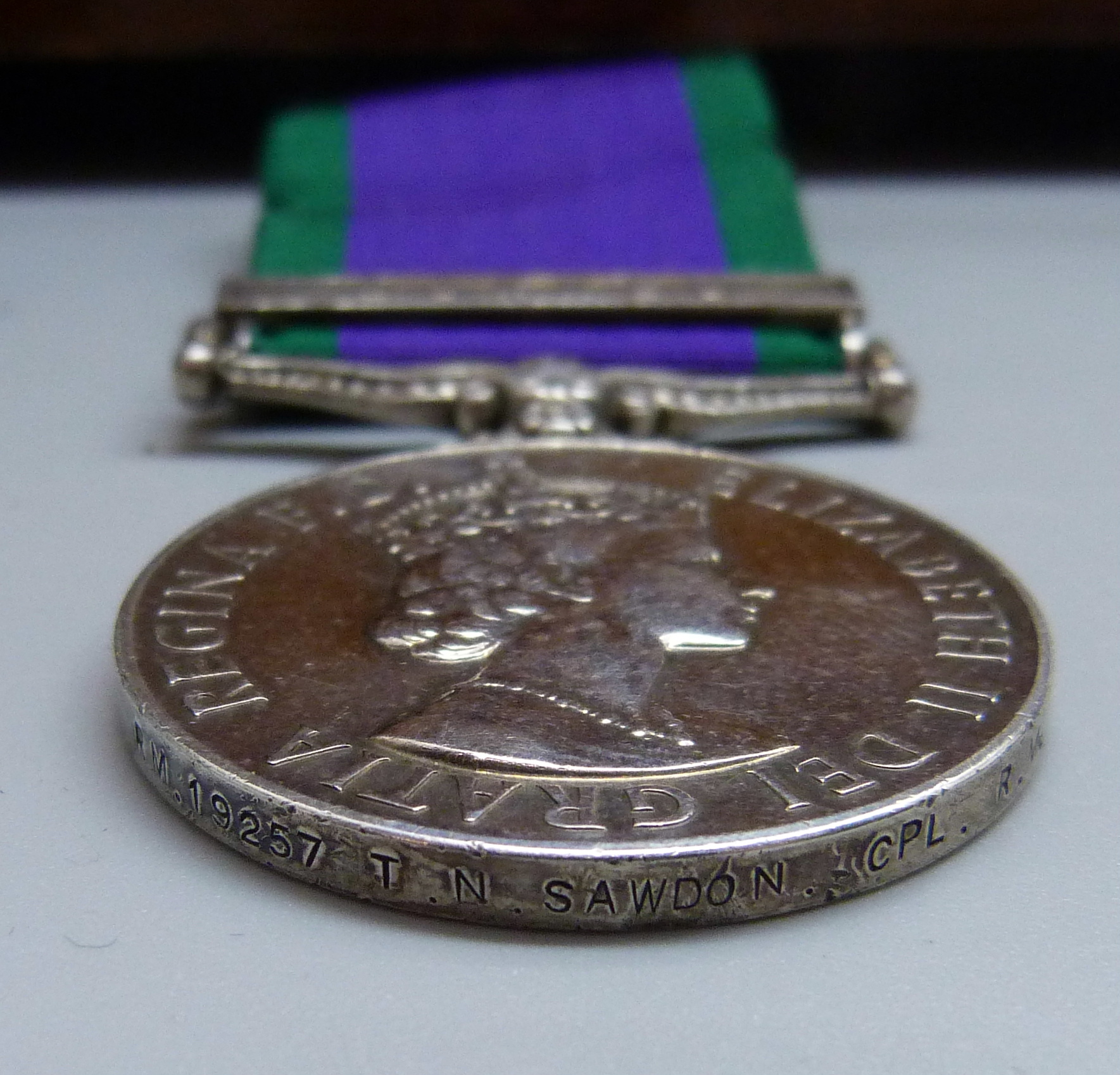 A carved wooden box, a military beret with cap badge, other badges and a For Campaign Service - Image 4 of 9