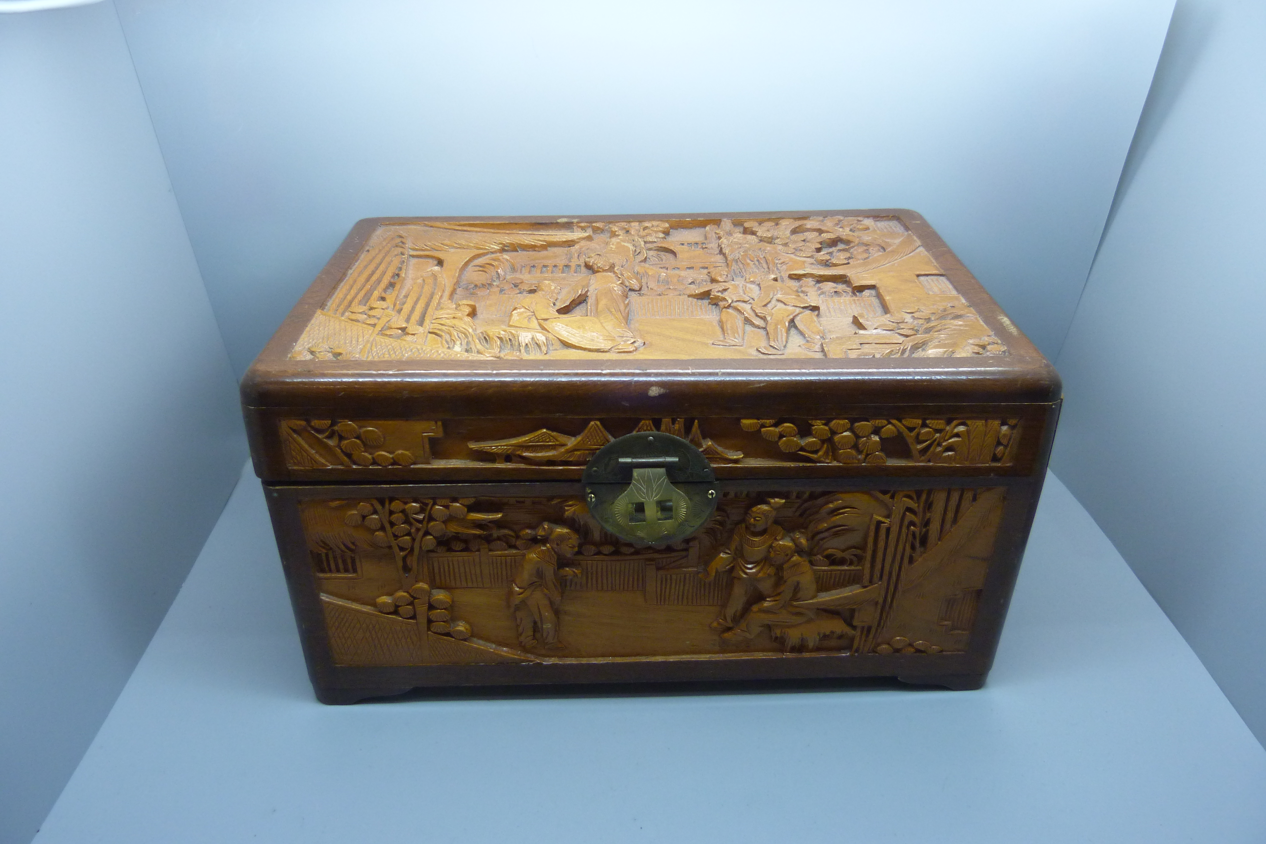 A carved wooden box, a military beret with cap badge, other badges and a For Campaign Service - Image 5 of 9