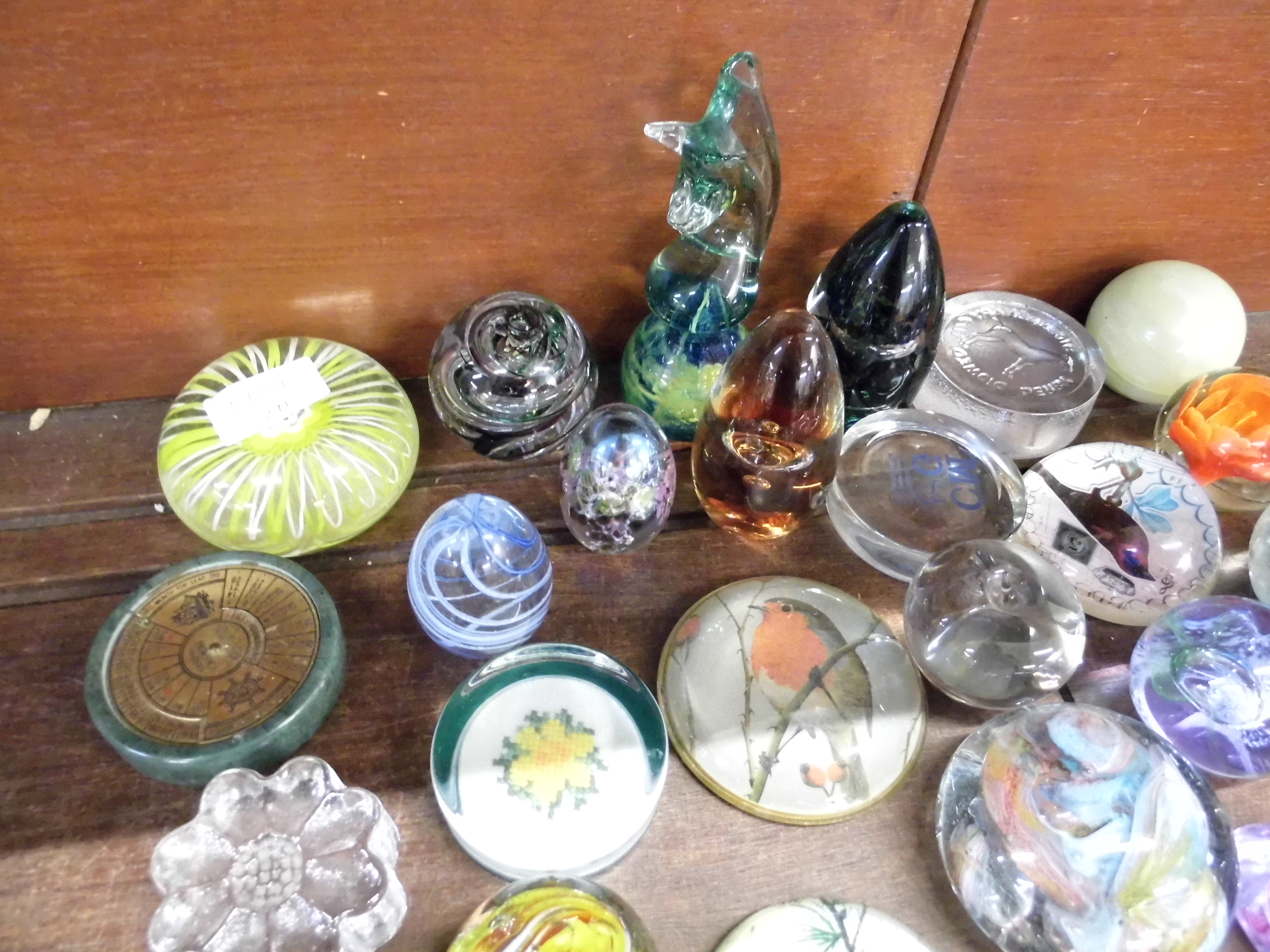 A quantity of glass paperweights - Image 2 of 3