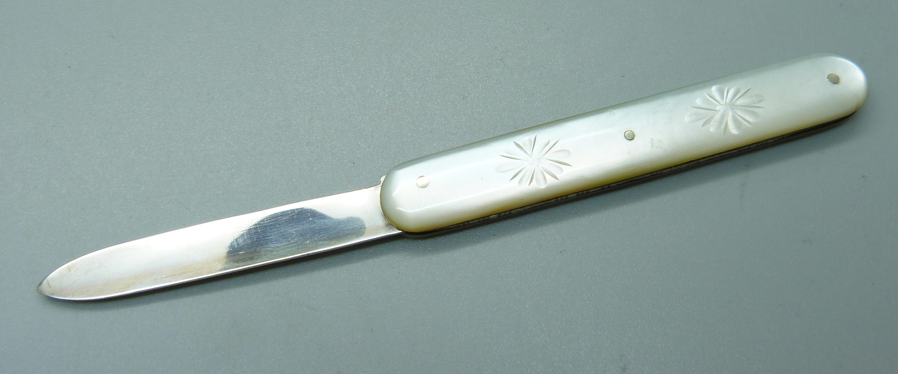 A Victorian silver and mother of pearl fruit knife, Sheffield 1898, John Yeomans Cowlishaw - Image 3 of 3
