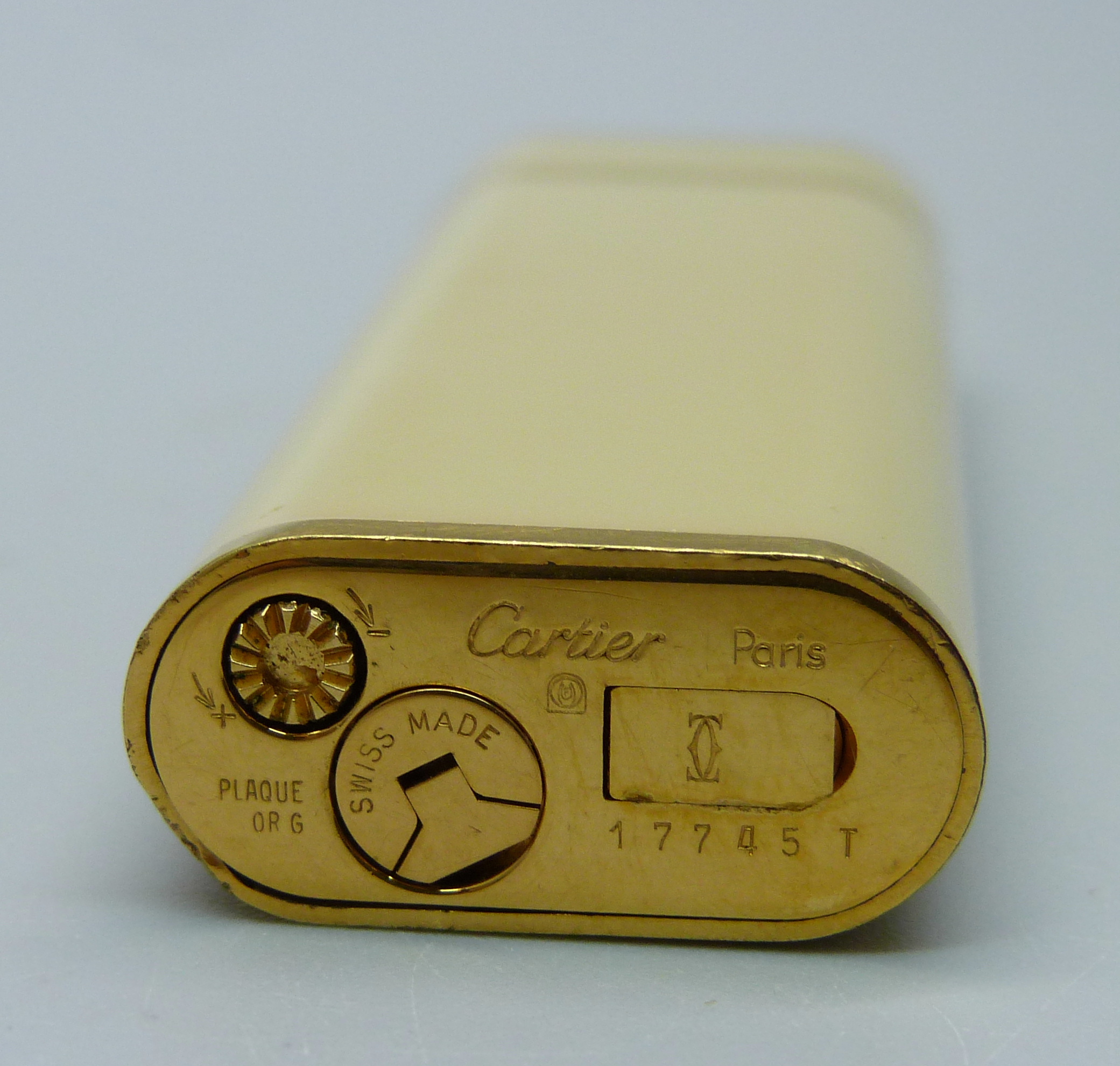 A Cartier lighter in original box with spare Cartier flints - Image 4 of 5