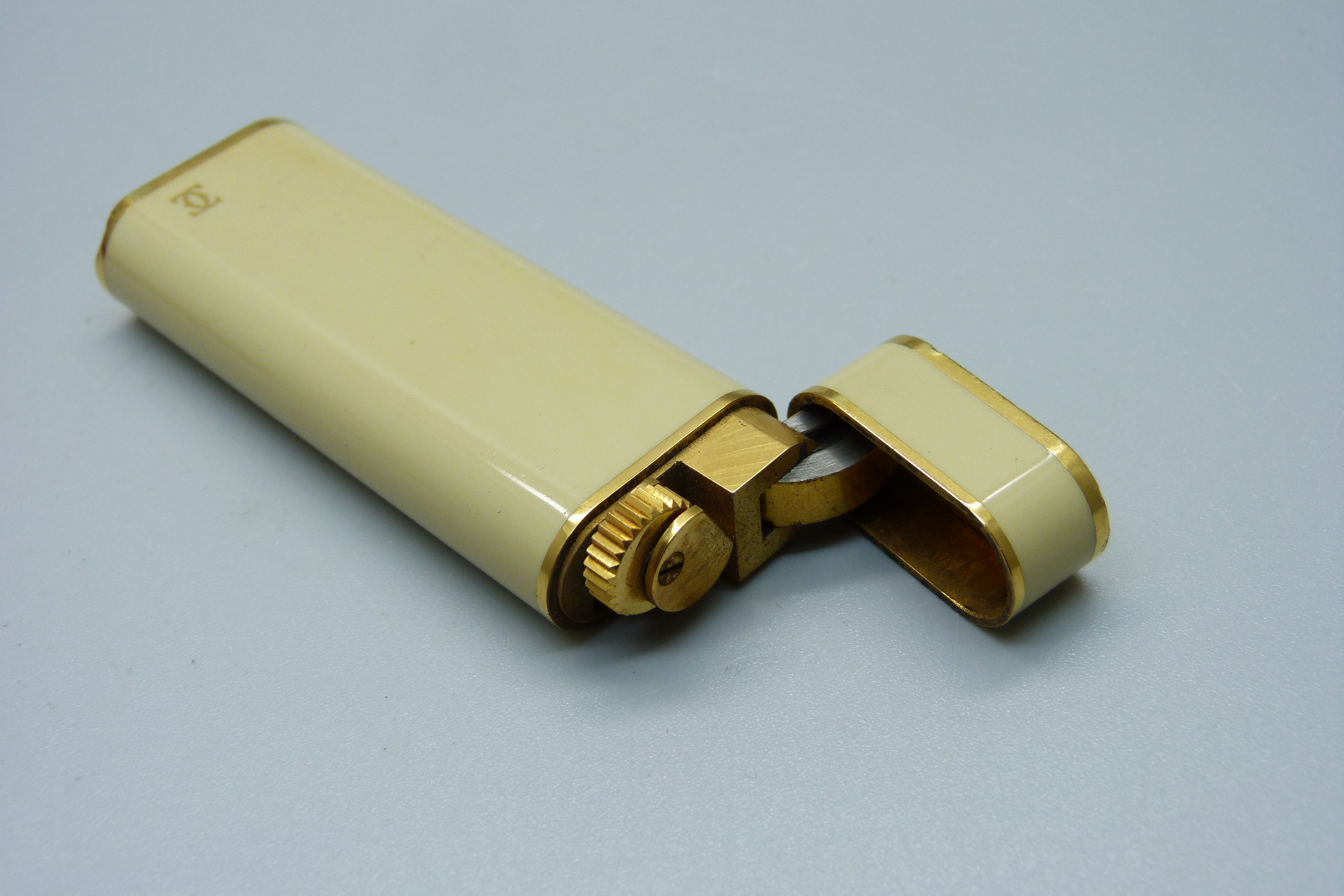 A Cartier lighter in original box with spare Cartier flints - Image 5 of 5