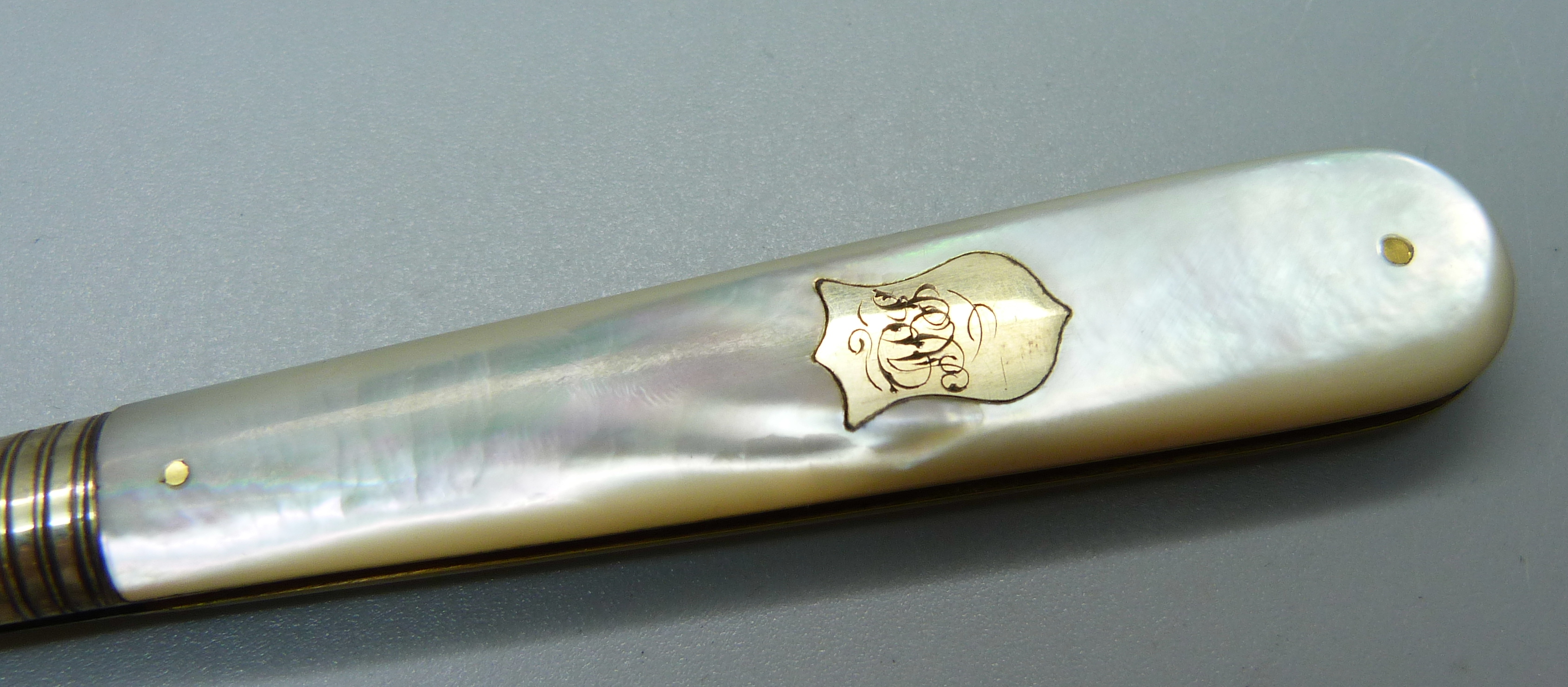 A Victorian silver gild and mother of pearl fruit knife, cased, Sheffield 1888, John Yeomans - Image 3 of 5