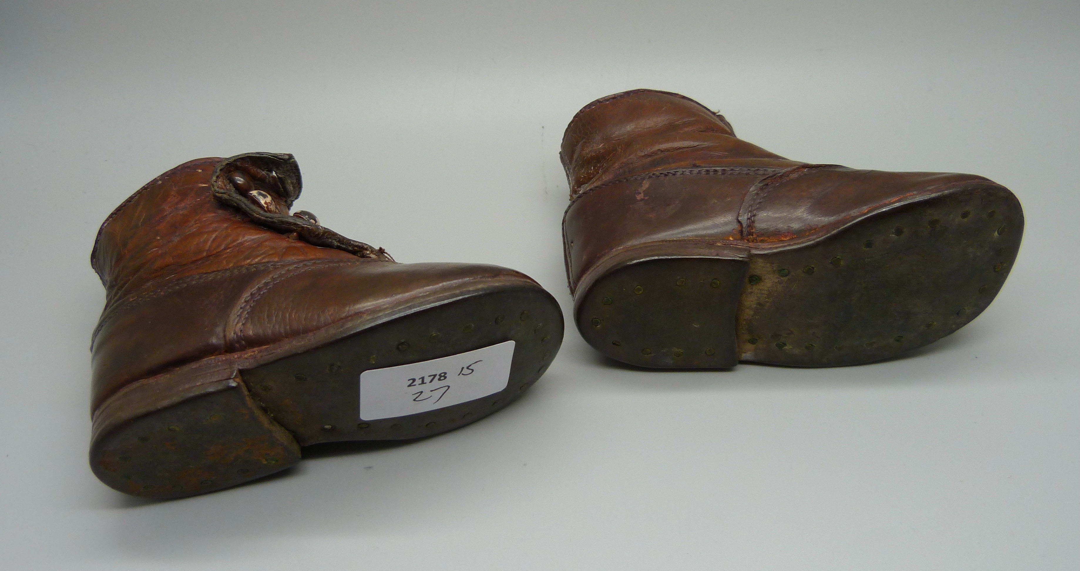A pair of late 19th Century children's leather shoes - Image 3 of 3
