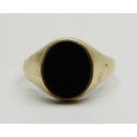 A gentleman's 9ct gold and onyx signet ring, shank a/f, 2.4g, T