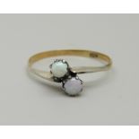 A vintage 9ct gold and opal ring, 0.9g, P