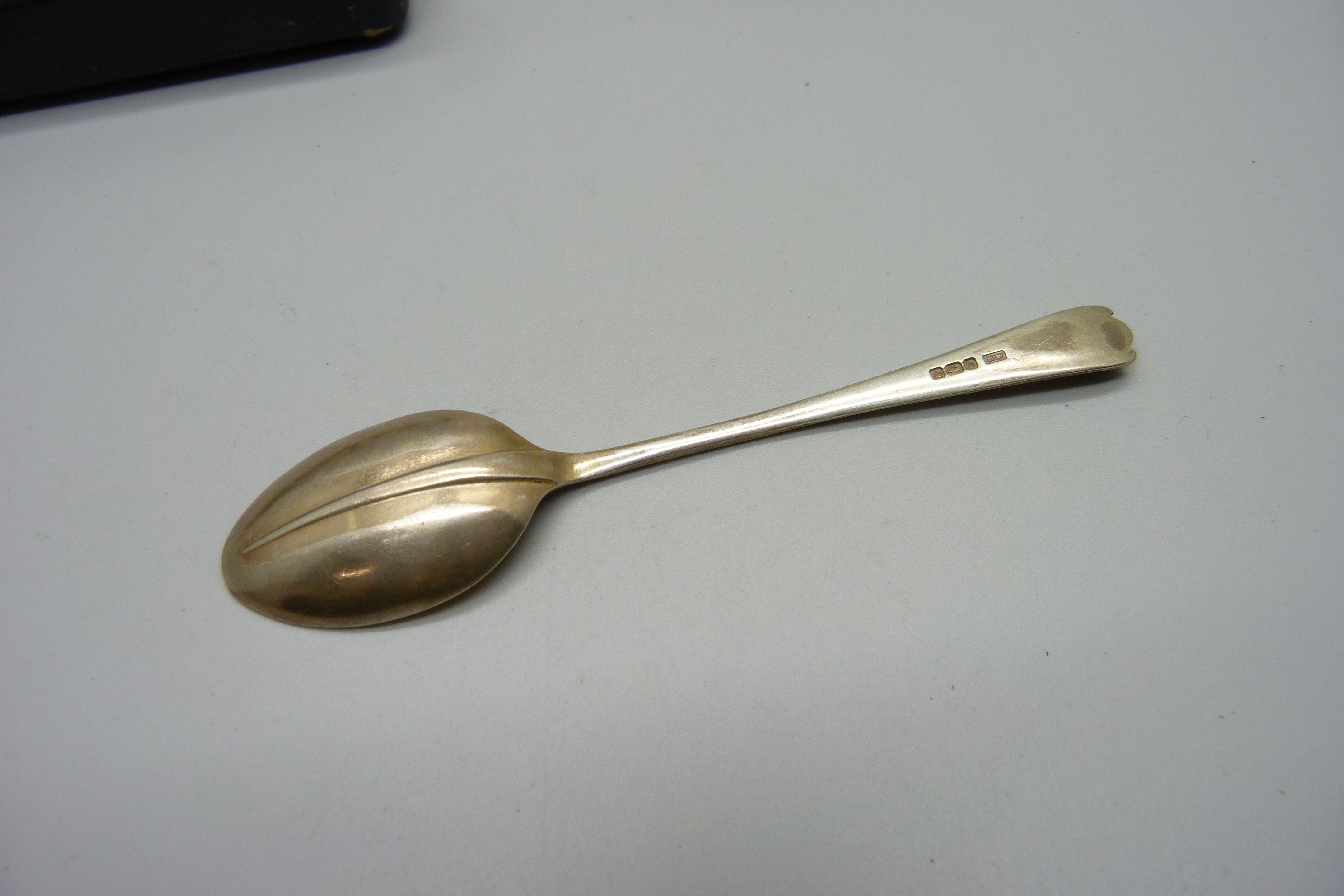 A silver egg cup and spoon set, with inscription, 58g - Image 5 of 5