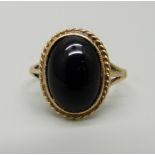 A 9ct gold ring set with cabochon onyx, 3g, Q/R