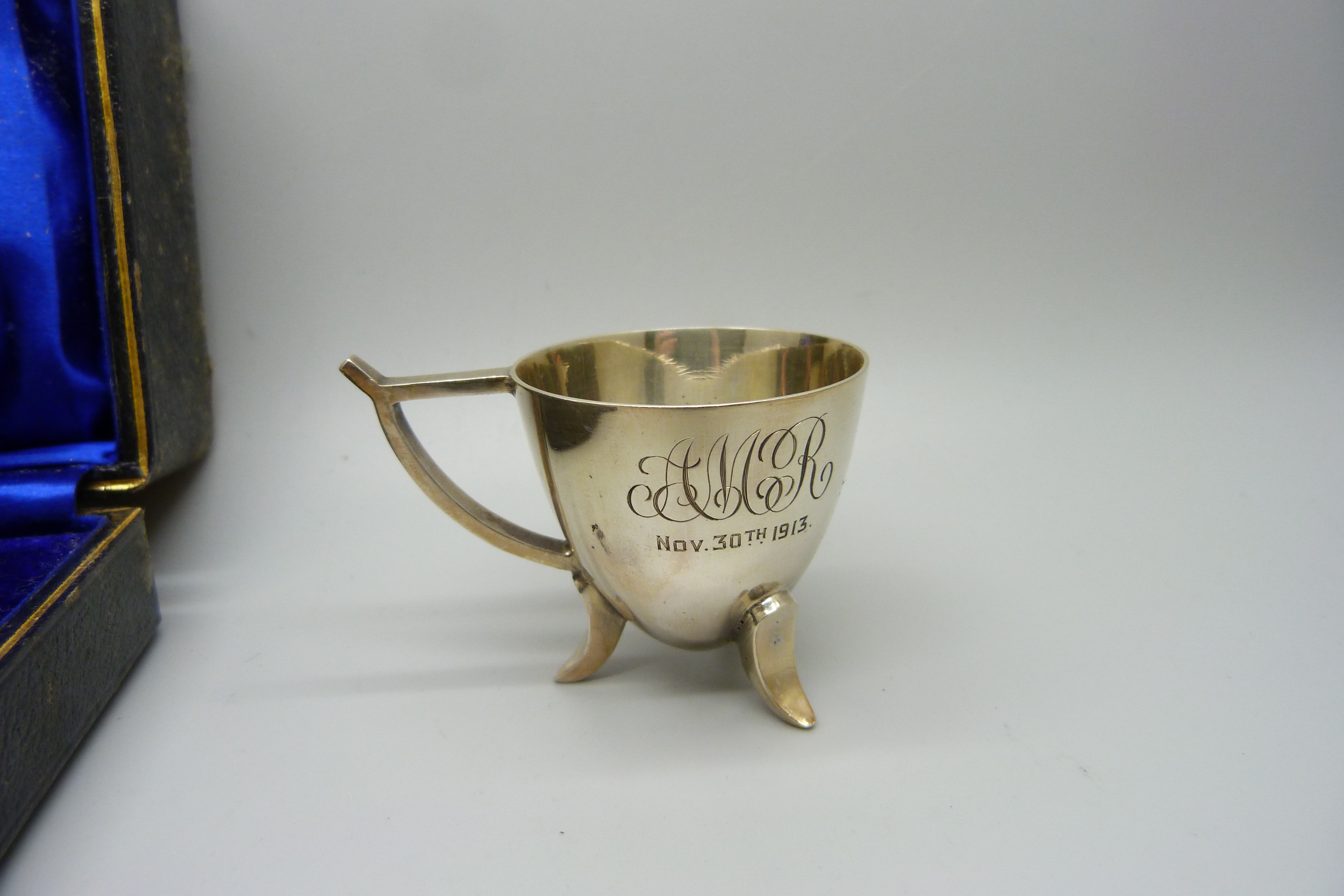 A silver egg cup and spoon set, with inscription, 58g - Image 2 of 5