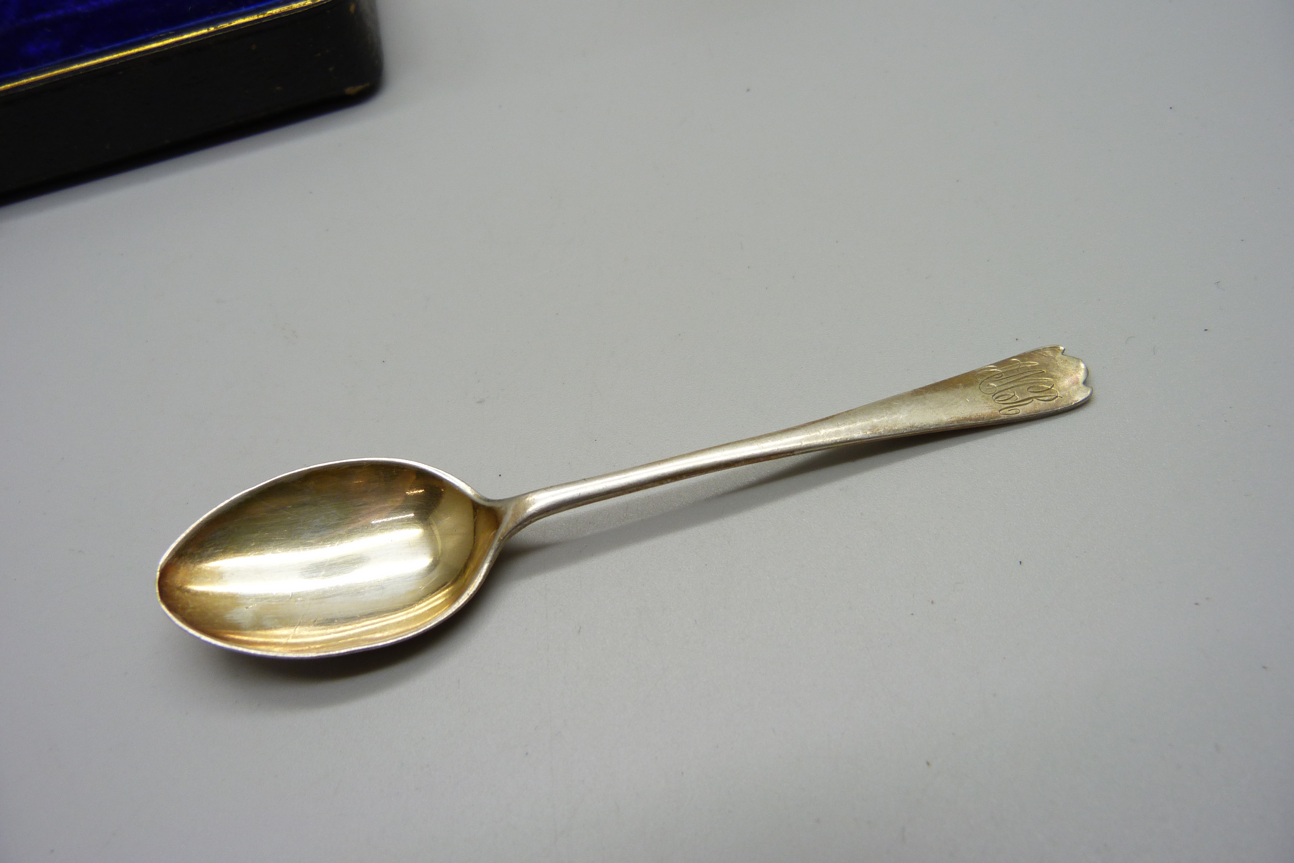 A silver egg cup and spoon set, with inscription, 58g - Image 4 of 5