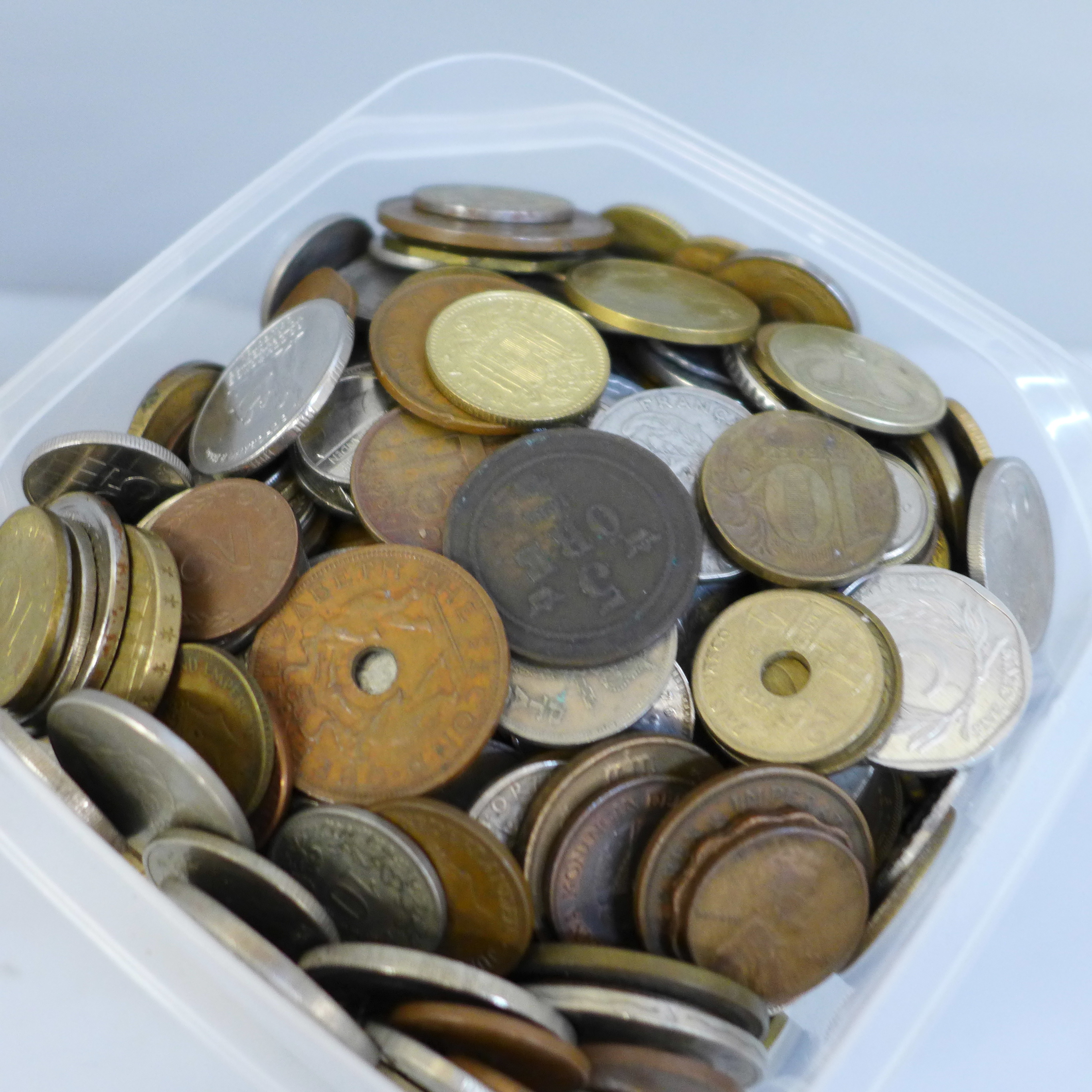 A small tub of foreign coins, 3.8 kg