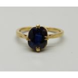 An 18ct gold and sapphire ring, 2.4g, K