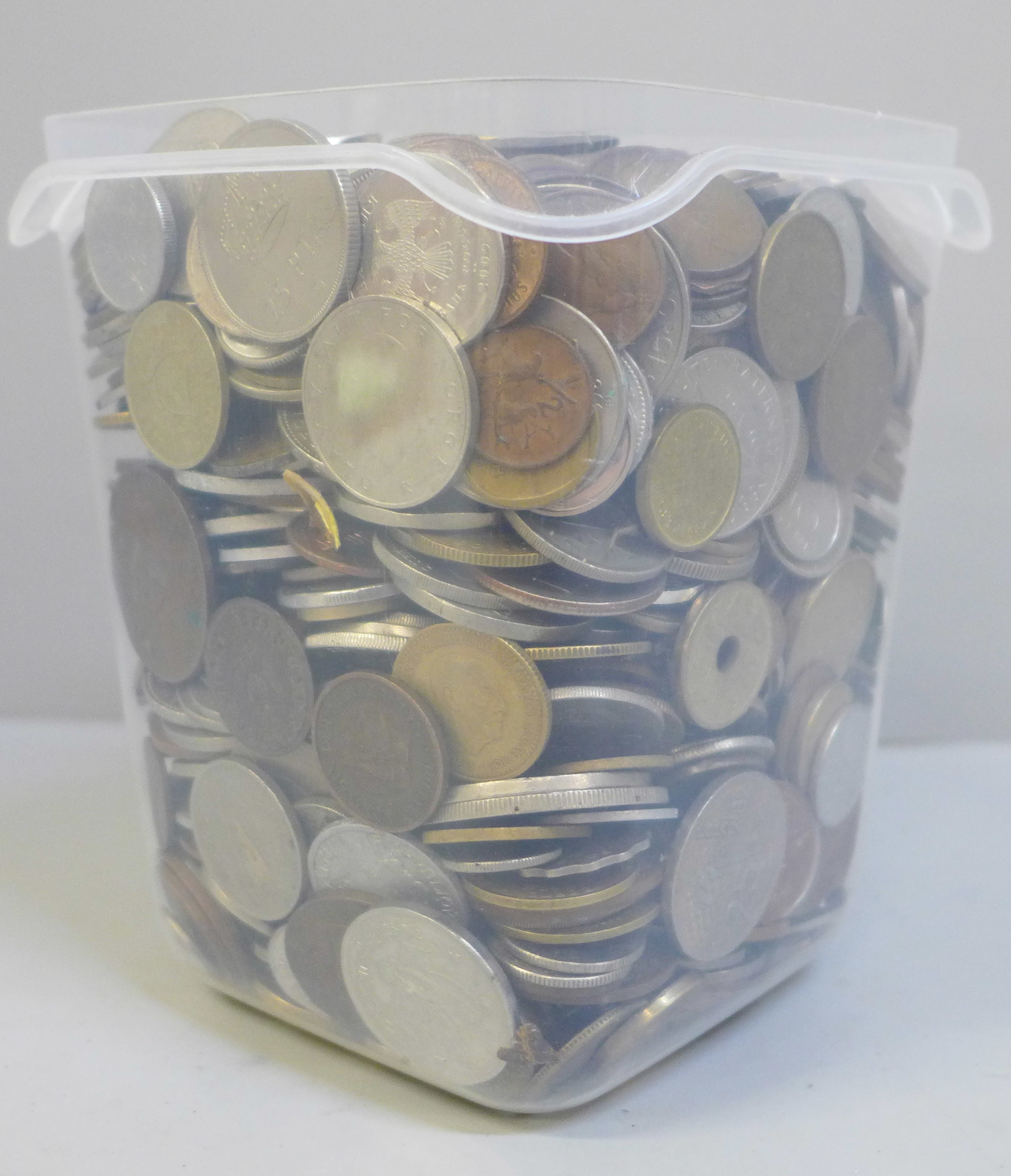 A small tub of foreign coins, 3.8 kg - Image 2 of 2