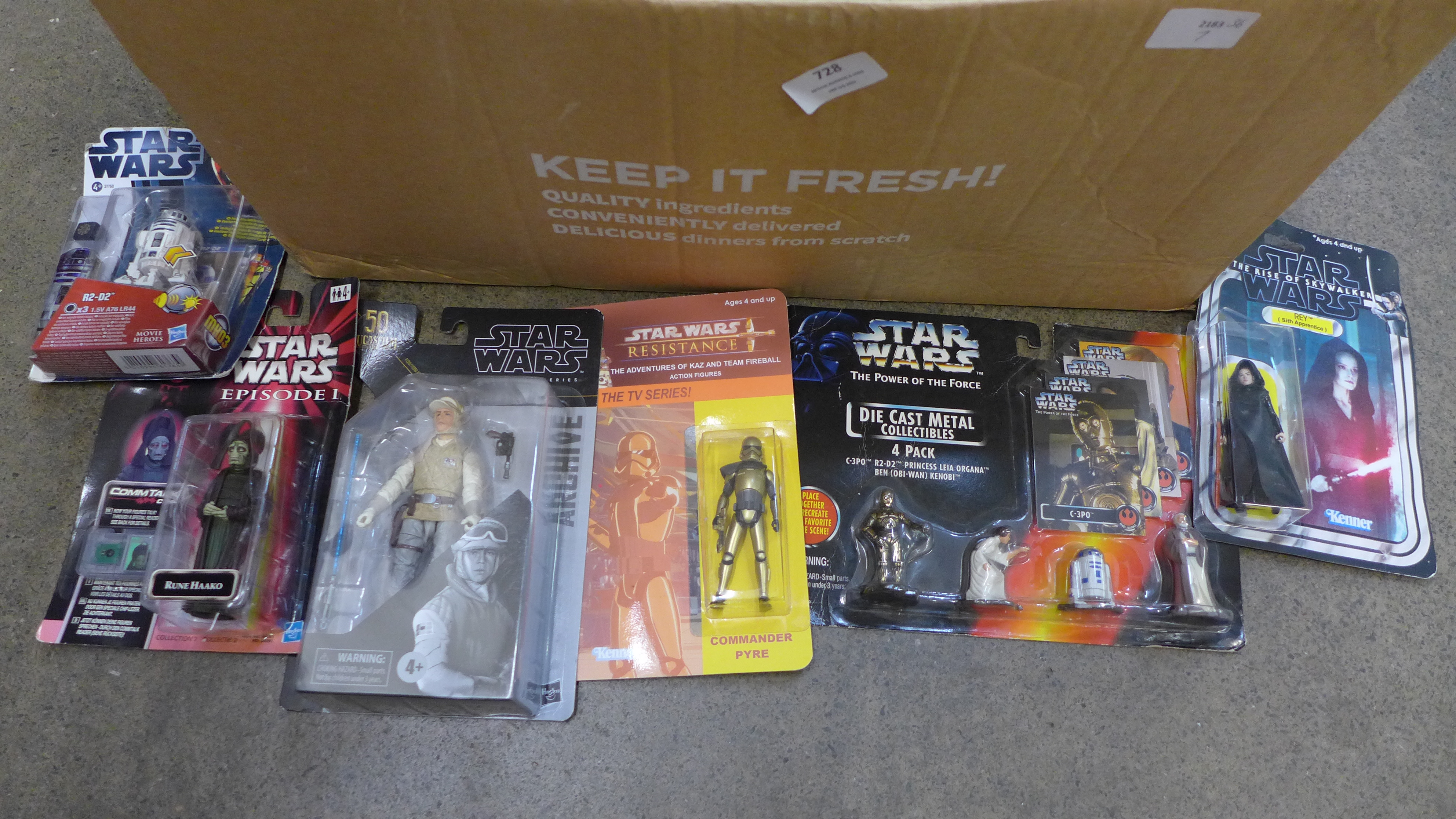 A collection of Star Wars items including Hasbro figures, a 1995 Kenner lead figure set, - Image 2 of 3