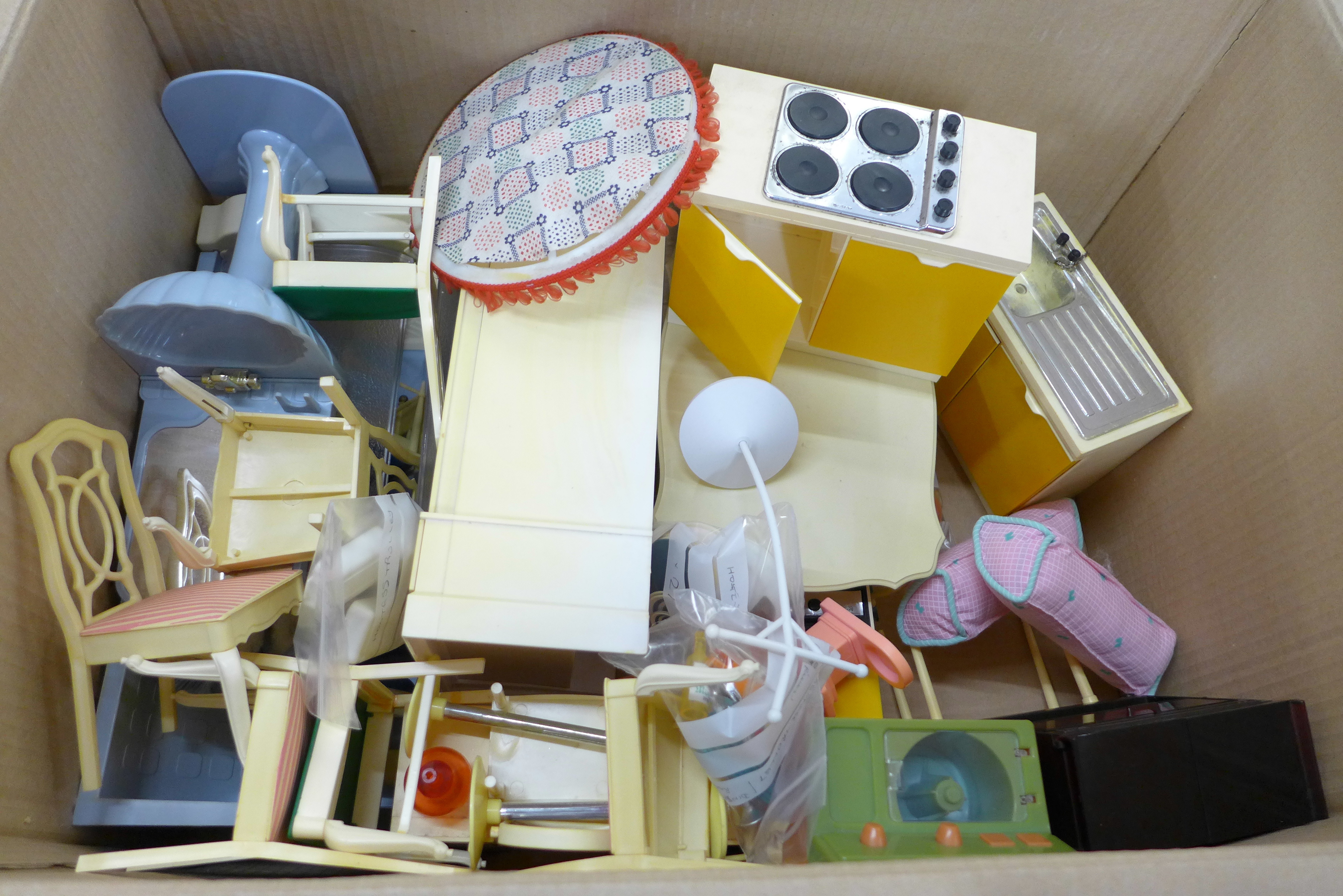 A large collection of over 100 items of vintage dolls furniture, mainly Sindy - Image 3 of 8