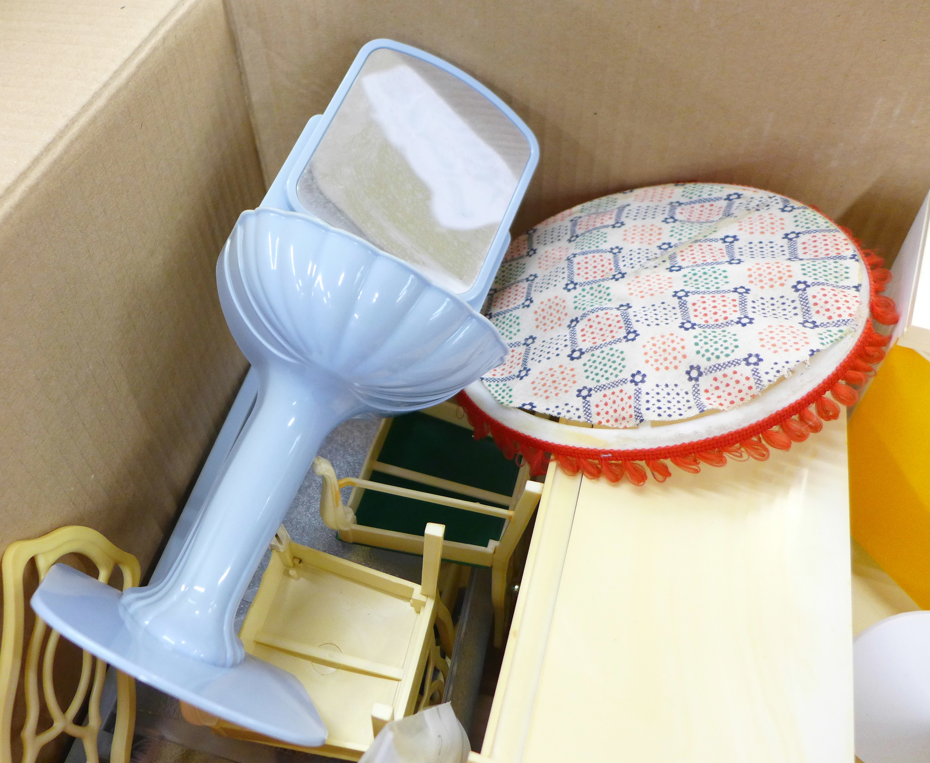 A large collection of over 100 items of vintage dolls furniture, mainly Sindy - Image 4 of 8