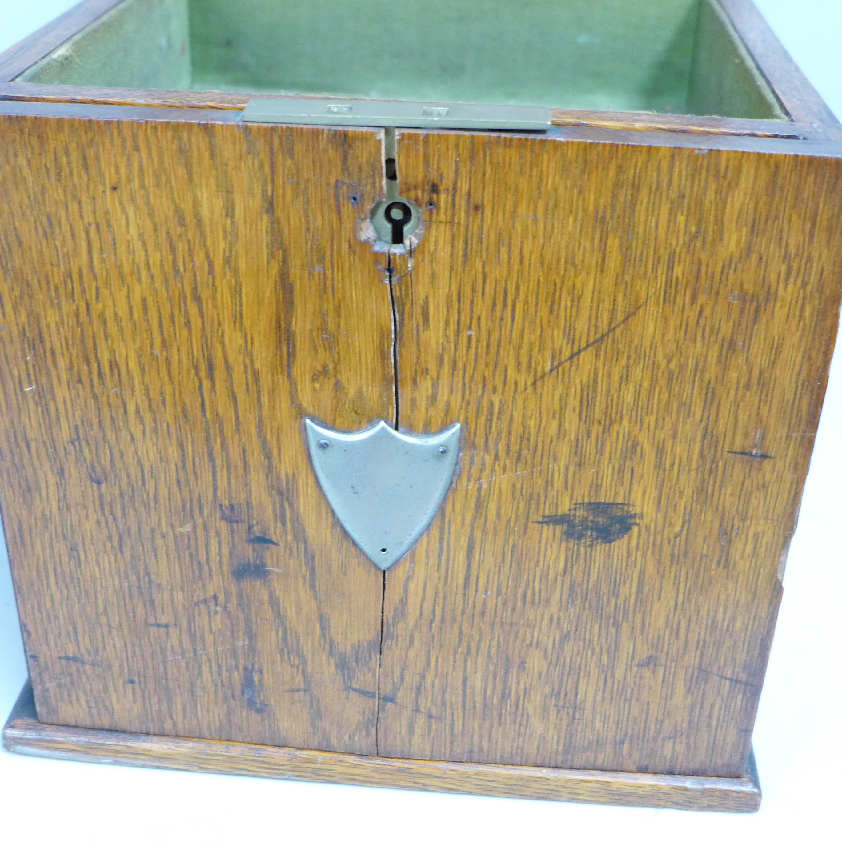 An oak smokers cabinet, (door split) - Bild 4 aus 6