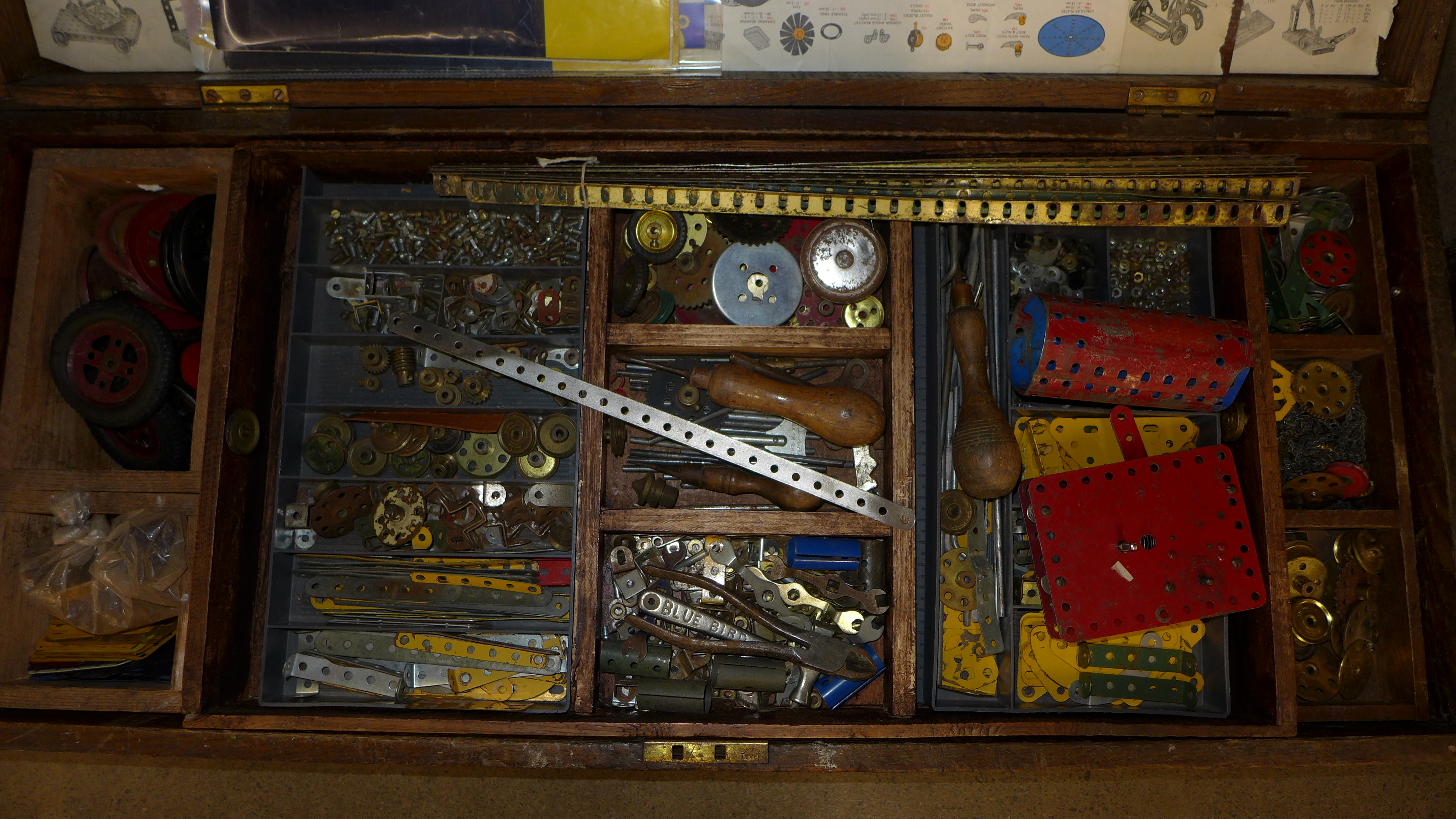 A large collection of Meccano in a wooden chest - Image 2 of 2