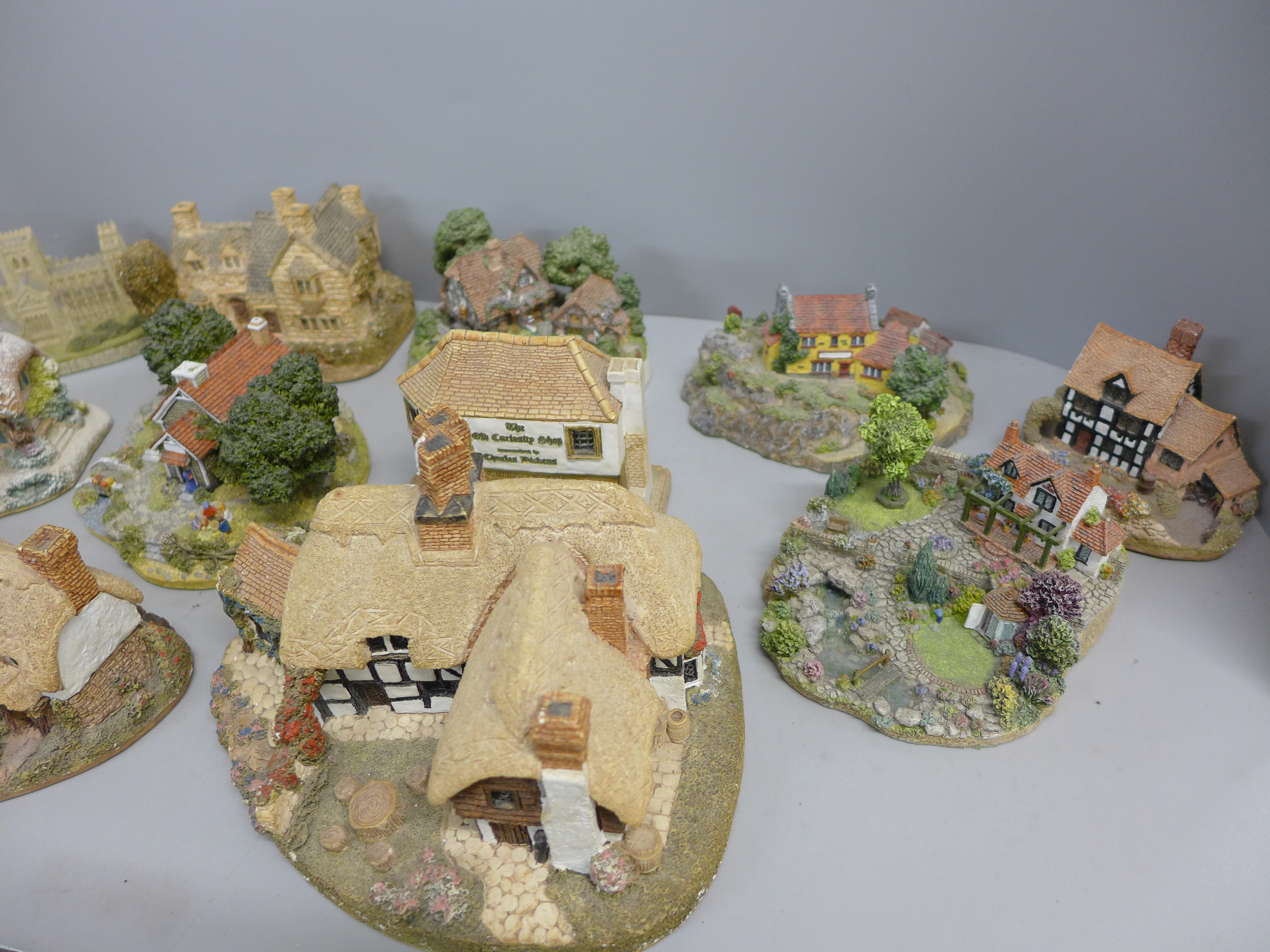 Thirteen Lilliput Lane model houses **PLEASE NOTE THIS LOT IS NOT ELIGIBLE FOR POSTING AND PACKING** - Image 3 of 3