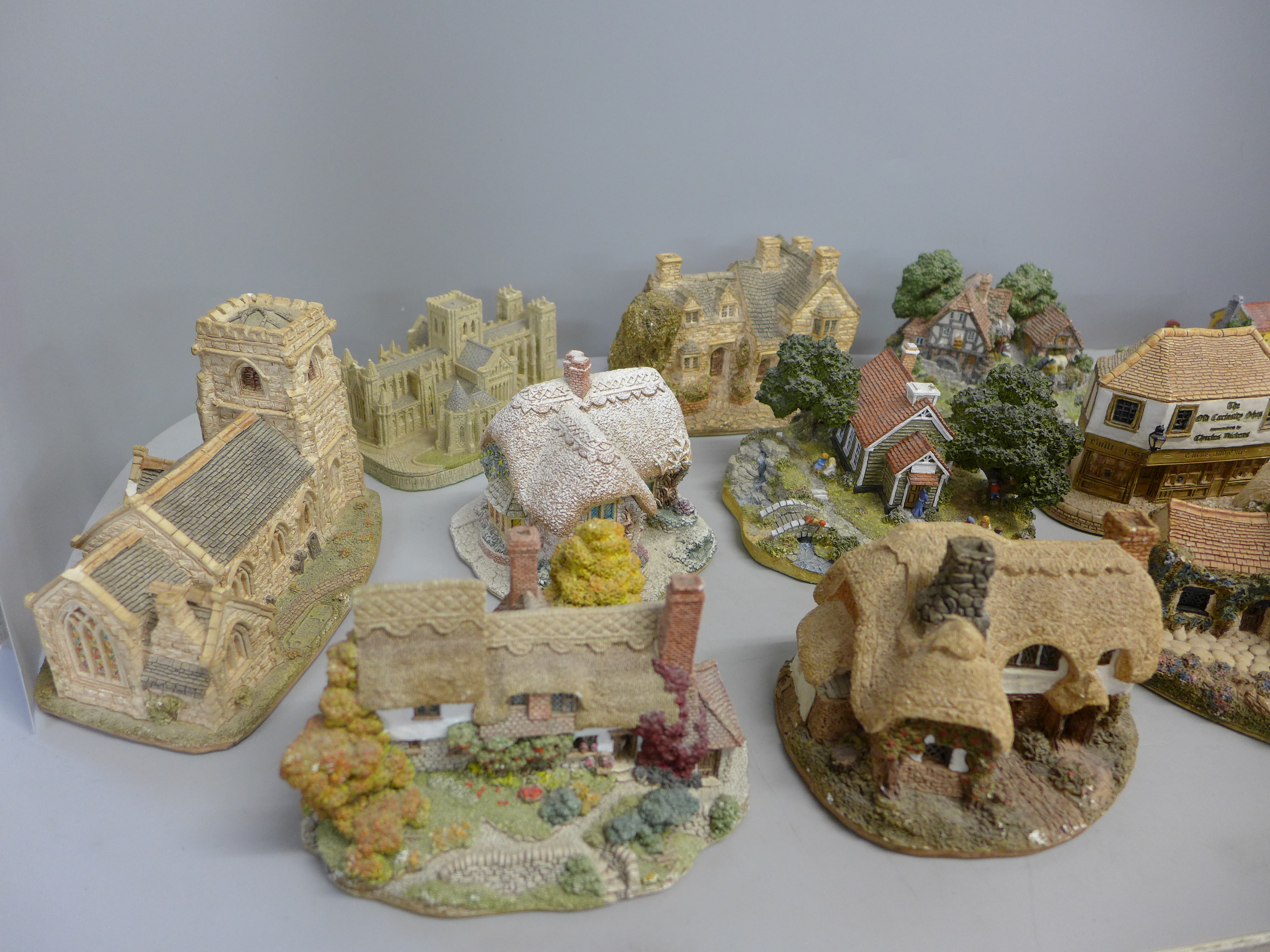 Thirteen Lilliput Lane model houses **PLEASE NOTE THIS LOT IS NOT ELIGIBLE FOR POSTING AND PACKING** - Image 2 of 3