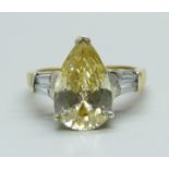 A silver gilt pear shaped citrine ring, P