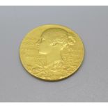 A Queen Victoria commemorative gold medallion, 12.9g, 25mm