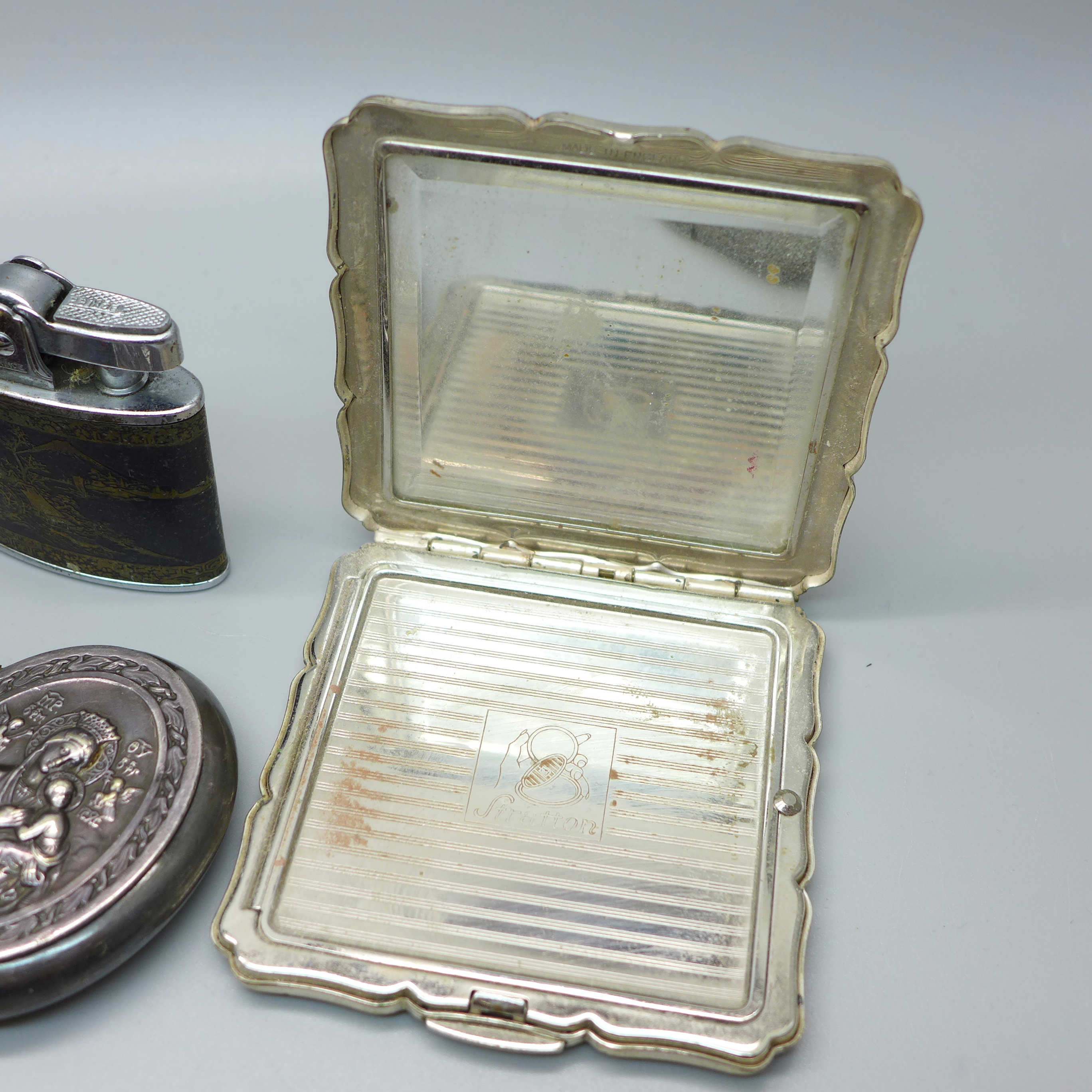 A guilloche enamel Stratton compact, pill boxes, a mother of pearl purse, etc. - Image 5 of 7