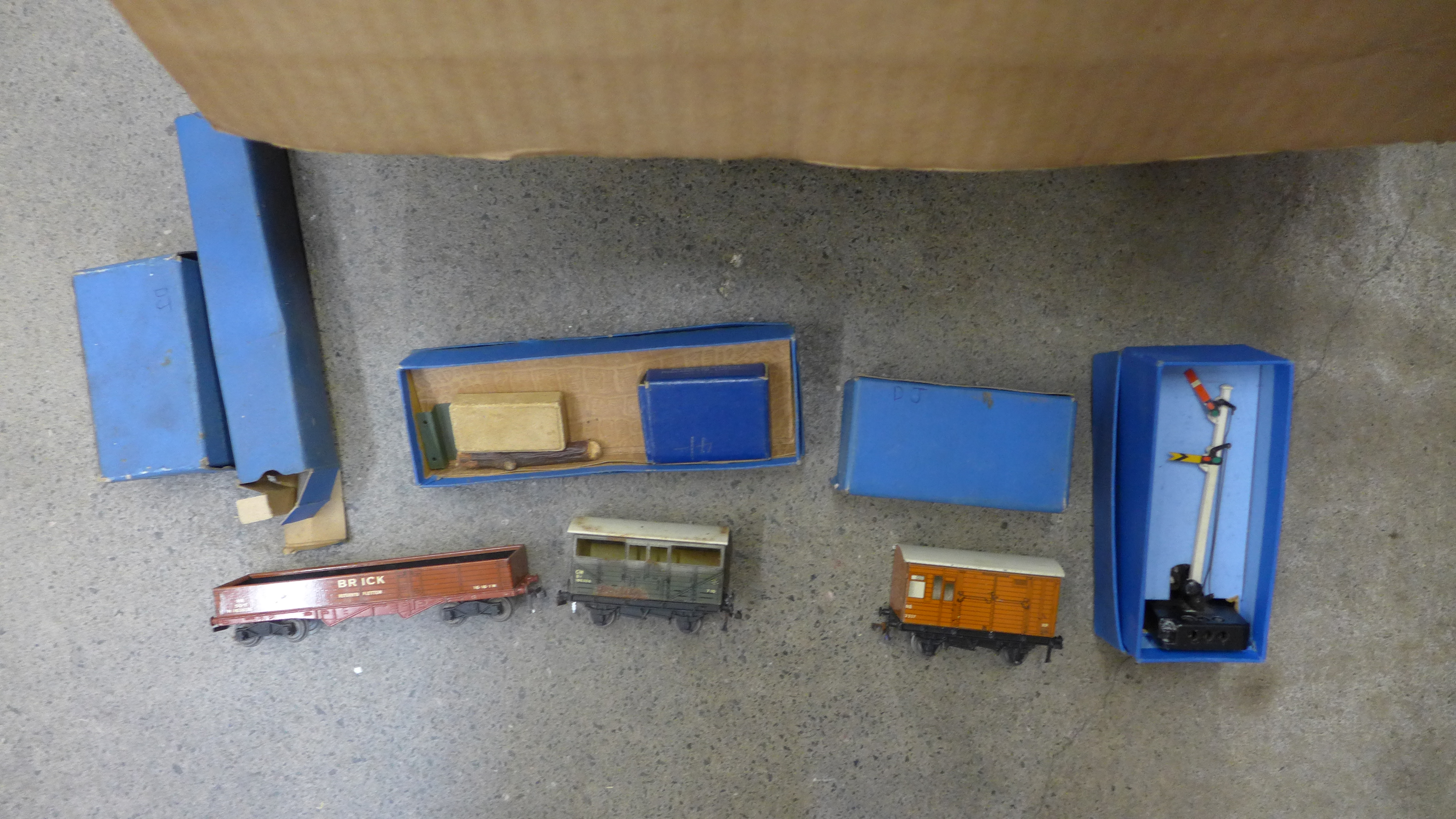 A collection of Hornby Dublo model rail, mainly track and some boxed wagons and accessories, - Image 3 of 3