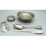Five silver items including a heavy napkin ring, total weight 136g