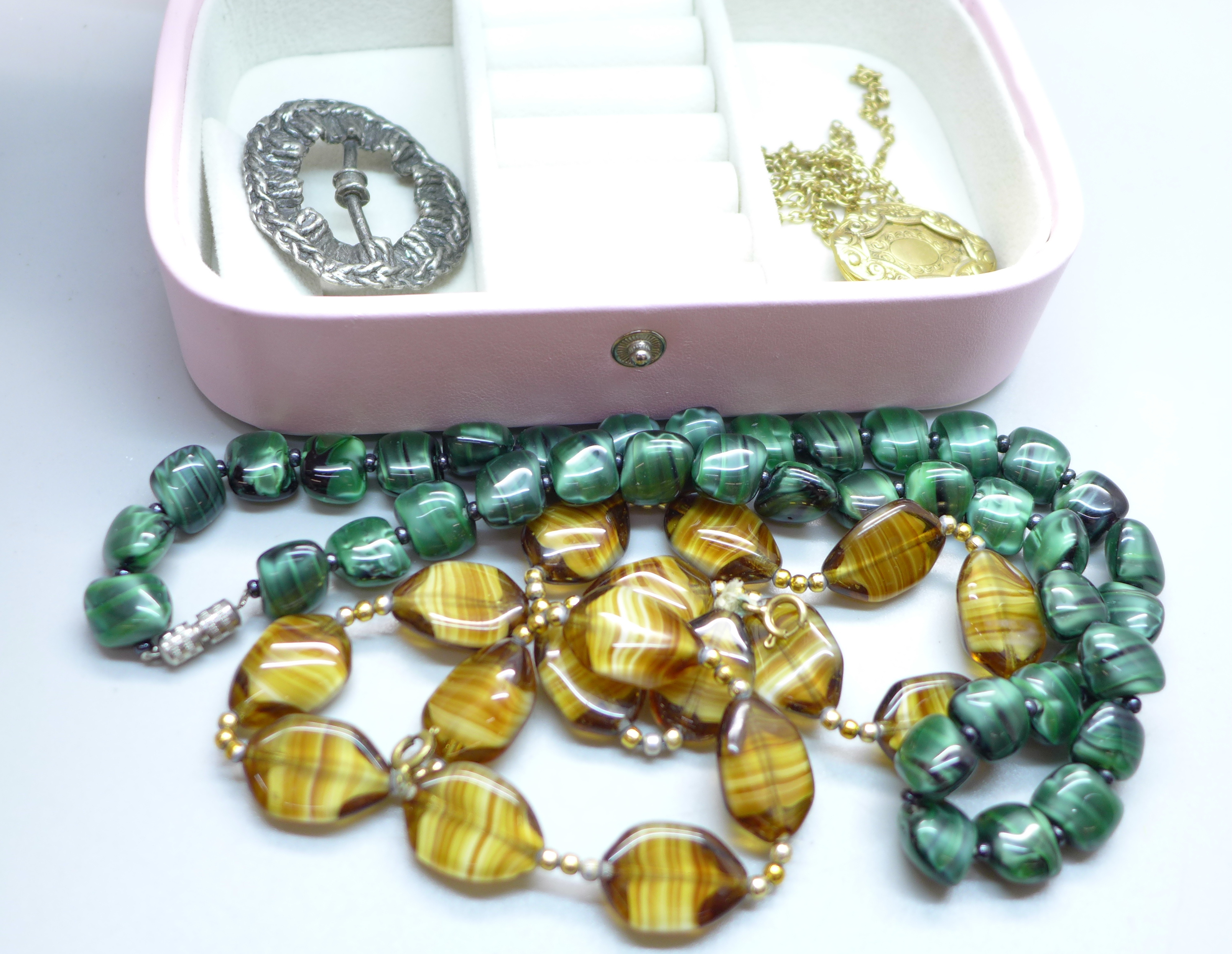 A box of vintage costume jewellery - Image 2 of 2
