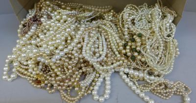 Simulated pearl necklets