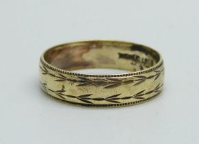 A 9ct gold wedding ring, 2g, O