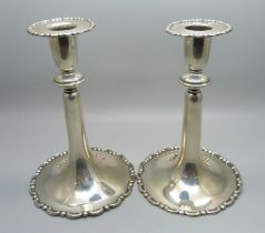 A pair of silver candlesticks, London 1915, 335g, 17.5cm