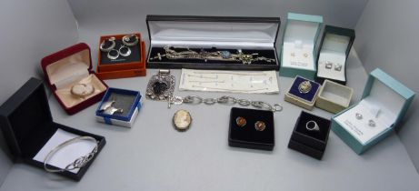 Assorted silver jewellery