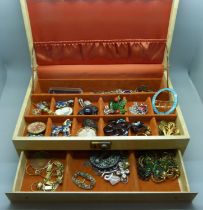 A jewellery box and contents, including a jet brooch, other vintage brooches and buckles, a gold