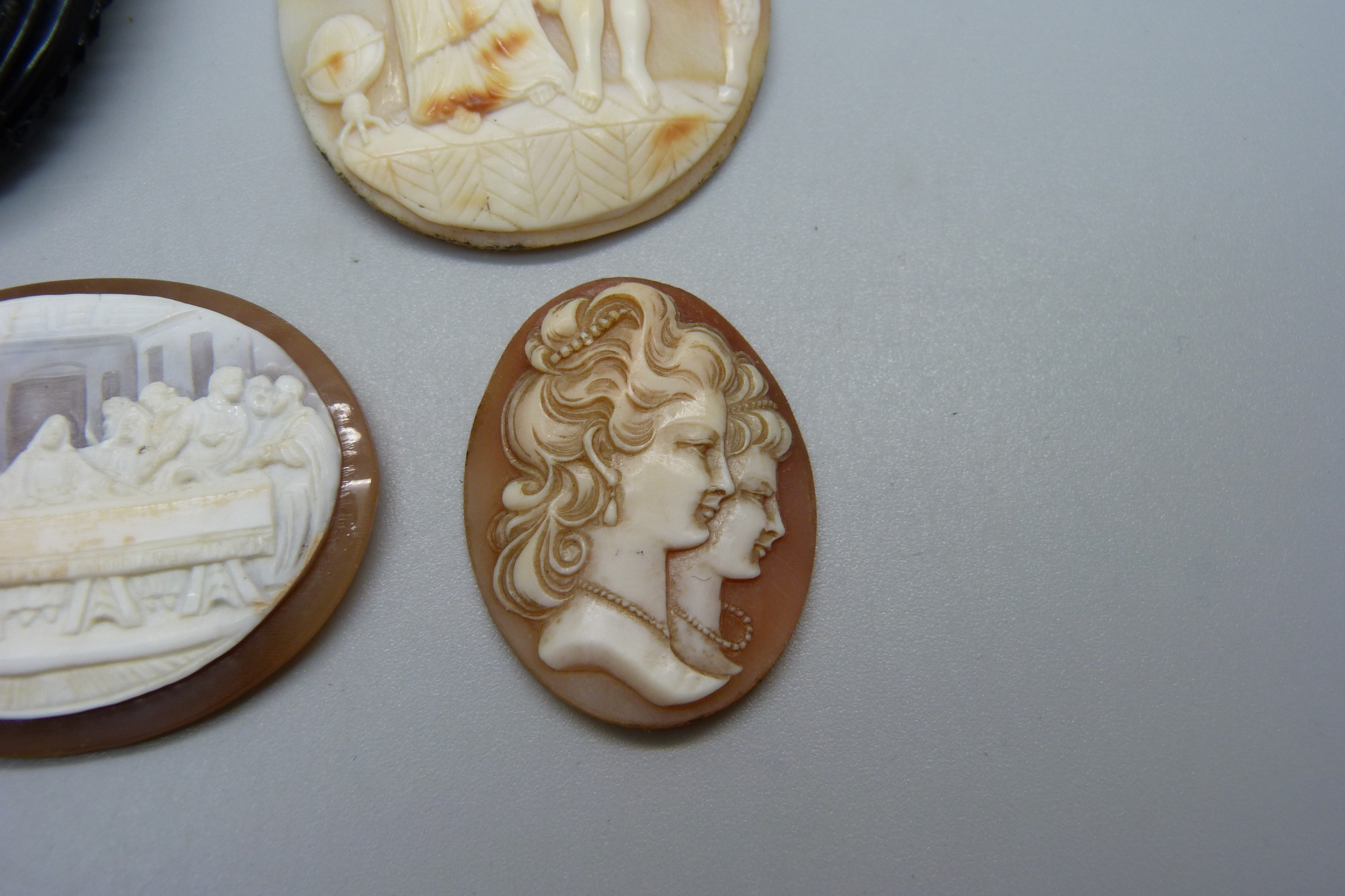 A cameo brooch and four unmounted carved cameos including The Last Supper - Image 3 of 5